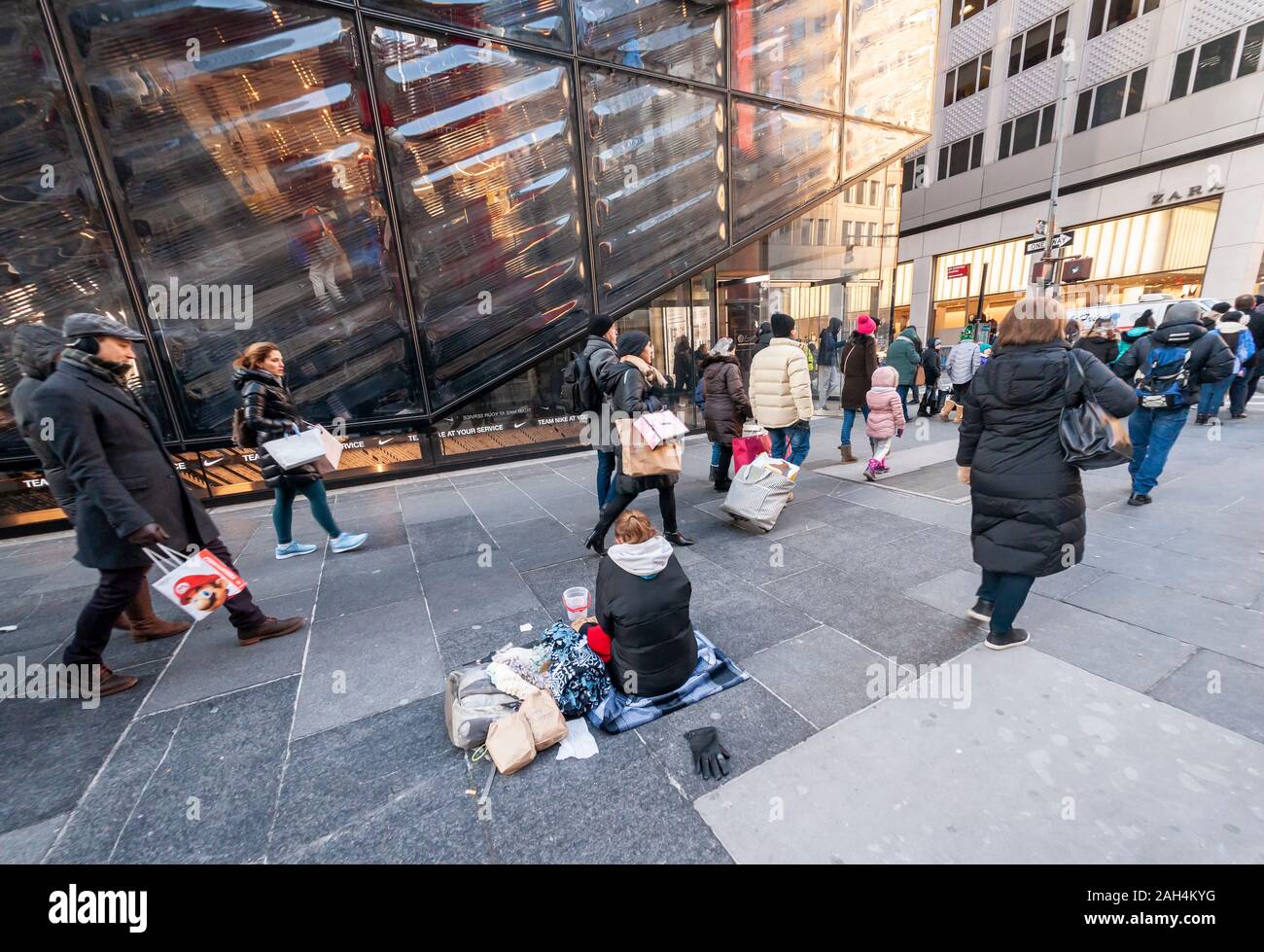 Obdachlose Person auf der Fifth Avenue in Midtown Manhattan in New York am Donnerstag, 19. Dezember 2019. (© Richard B. Levine) Stockfoto