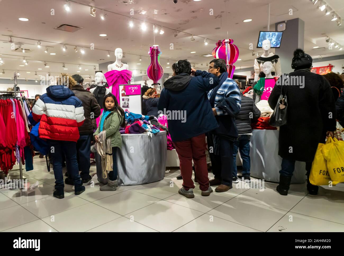 Massen von Last-minute-Shopper im Queens Center Mall im Stadtteil Queens in New York auf so genannte Super Samstag. Der Samstag vor Weihnachten, 21. Dezember 2019. Retail Analysten prognostizieren Super Samstag, die auch Panik aufgerufen wird Samstag, Vertrieb Schwarzer Freitag mit über 147,8 Millionen Menschen einkaufen zu übertreffen. (© Richard B. Levine) Stockfoto