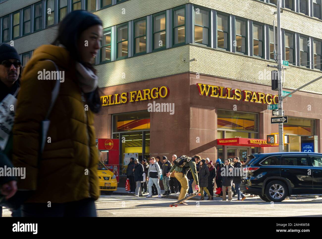Die Wells Fargo Bank Filiale in geschäftigen Midtown Manhattan in New York am Freitag, 20. Dezember 2019. (© Richard B. Levine) Stockfoto