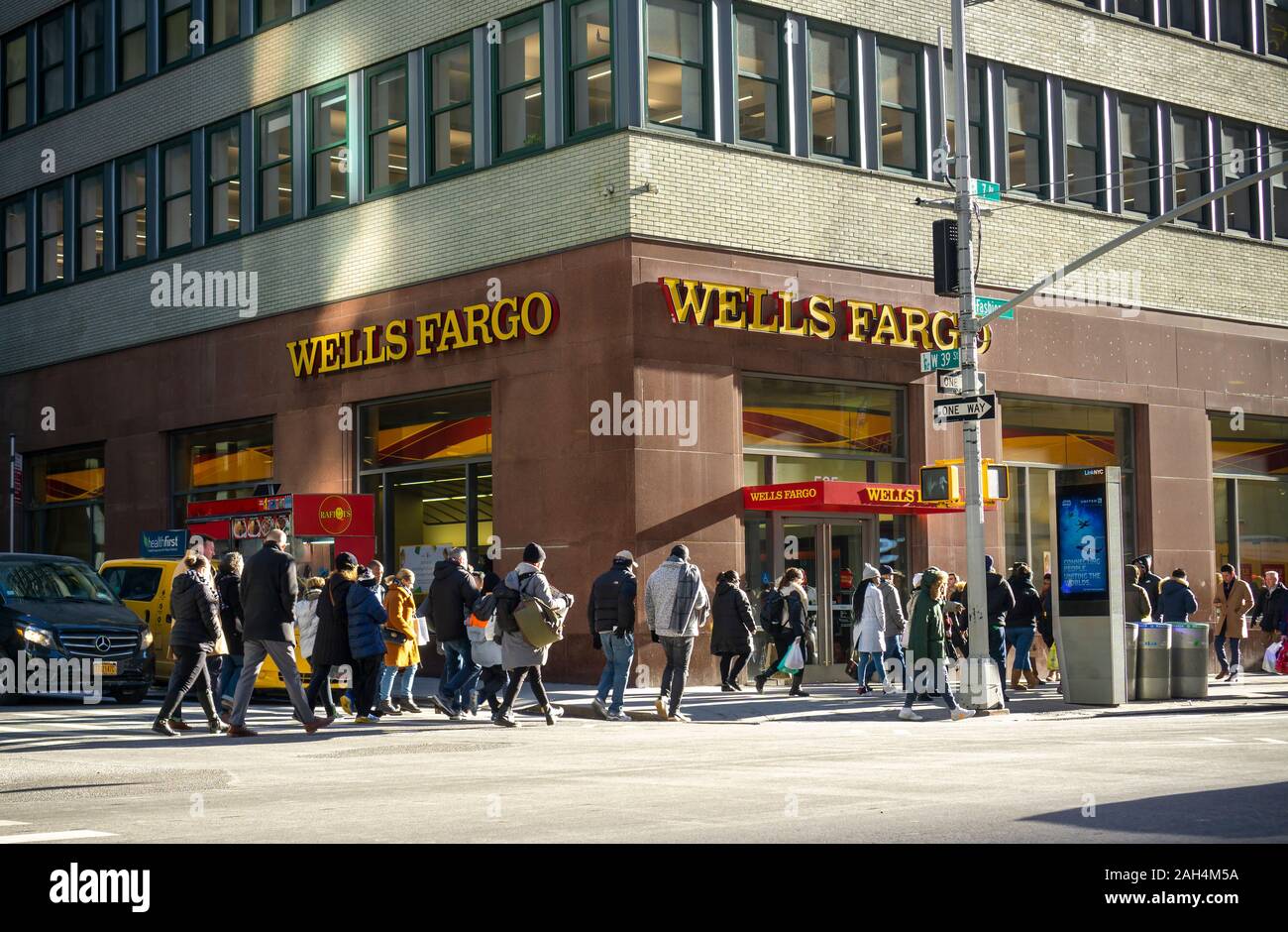 Die Wells Fargo Bank Filiale in geschäftigen Midtown Manhattan in New York am Freitag, 20. Dezember 2019. (© Richard B. Levine) Stockfoto