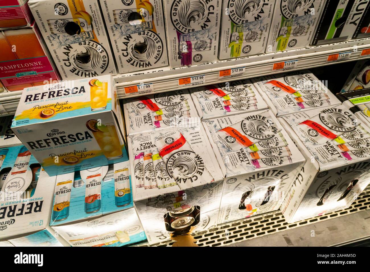 Fälle von Weiße Kralle Marke hart Seltzer in einem Supermarkt in New York am Freitag, 20. Dezember 2019. Große Bier Brauereien haben in den seltzer Raum erhalten sowie Mark Anthony Marken., der Inhaber des Weißen Krallen. (© Richard B. Levine) Stockfoto