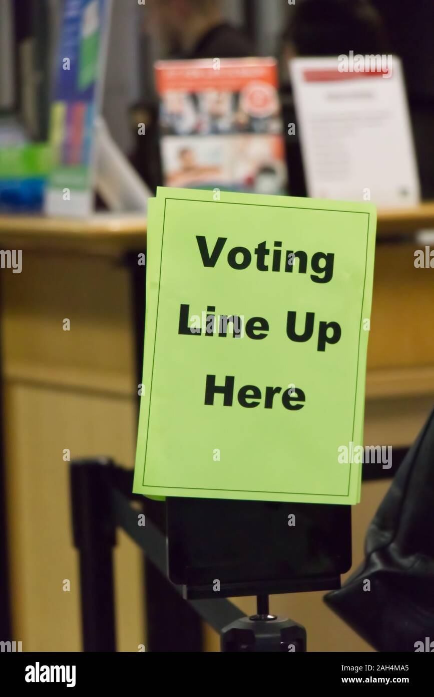 Vancouver, Kanada - 21. Oktober 2019: Tag der Wahl. Ein grünes Schild "Voting Line Up hier ' zu Denman Community Center gefunden Stockfoto