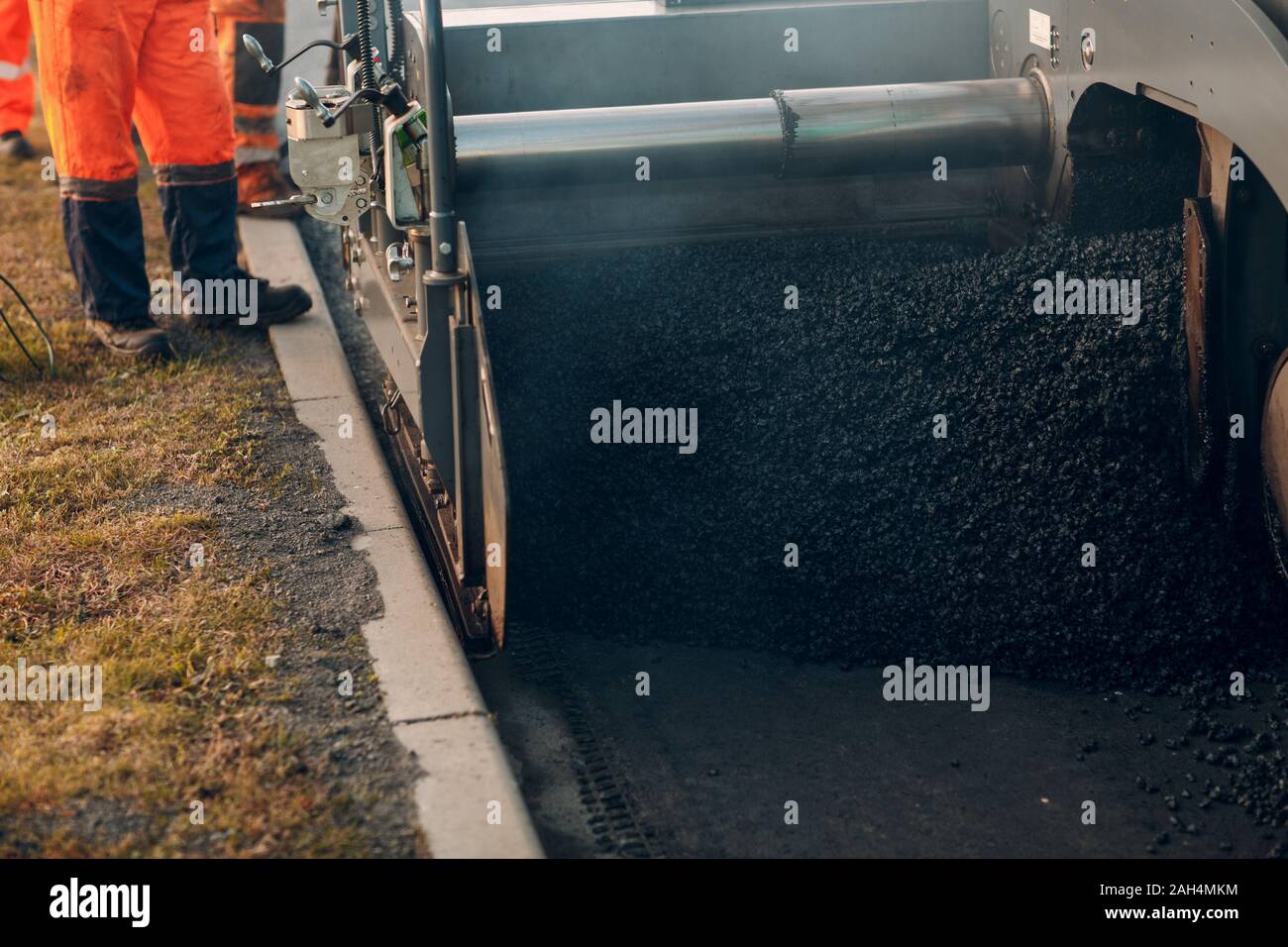 Asphalt Pflaster. Fertiger Maschine und Straßenwalze. Neuen Straßenbau. Stockfoto