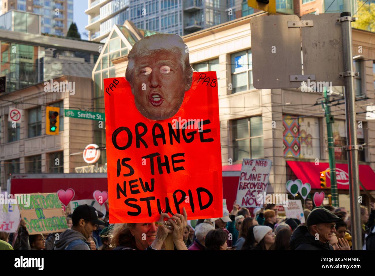 Vancouver, Kanada - Oktober 25, 2019: Blick auf Zeichen' Orange in der neuen dumm' während das Klima Streik in der Nähe von Vancouver Art Gallery Stockfoto