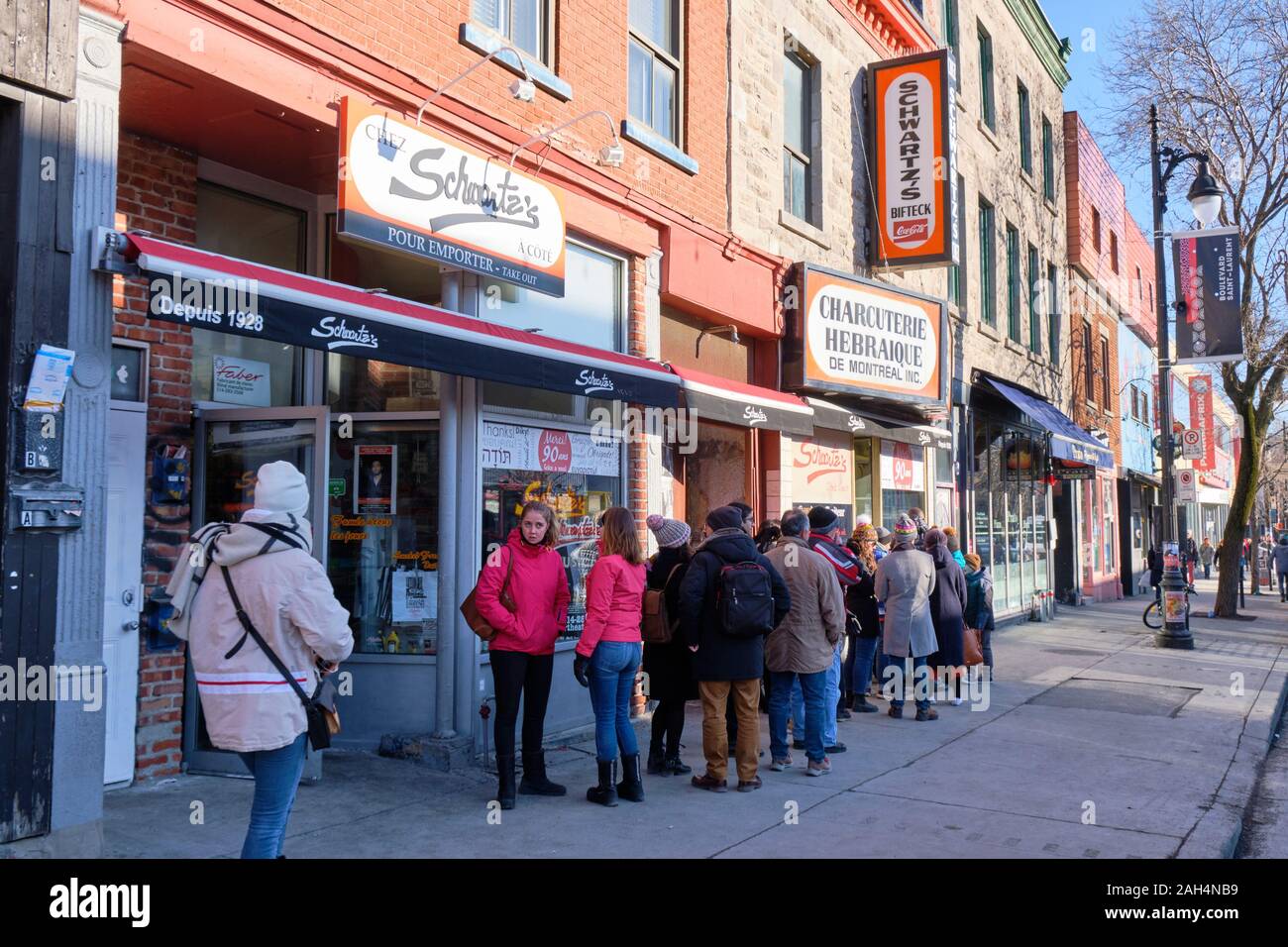 Montreal, Quebec, Kanada. Dezember 2019. Line-up vor Schwartz Deli eine Montreal Institution Stockfoto