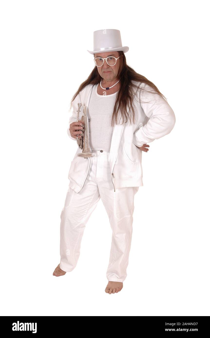 Mittleren Alters indigenen Mann in einem weißen Outfit und White hat seine Trompete Holding mit seinen langen Haaren, auf weißem Hintergrund Stockfoto