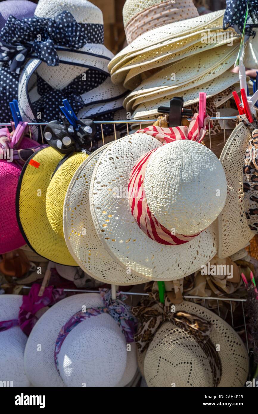 Hüte auf Verkauf am Marktstand, Mikulov, Tschechische Republik Stockfoto