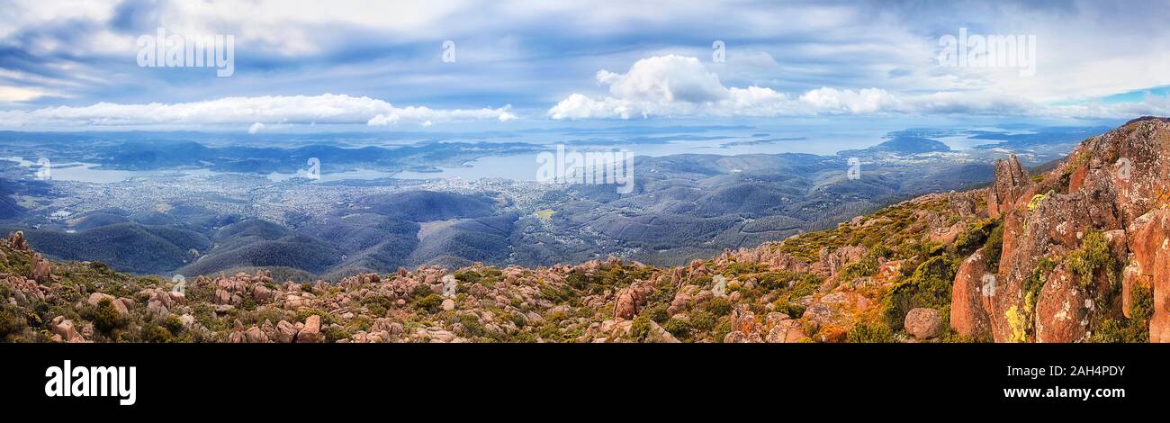 Australien Tasmania Hobart, Hauptstadt des Staates Panoramablick vom Mt. Wellington Tag Zeit bewölkt und entfernten Stadt unter Antenne Suche Stockfoto