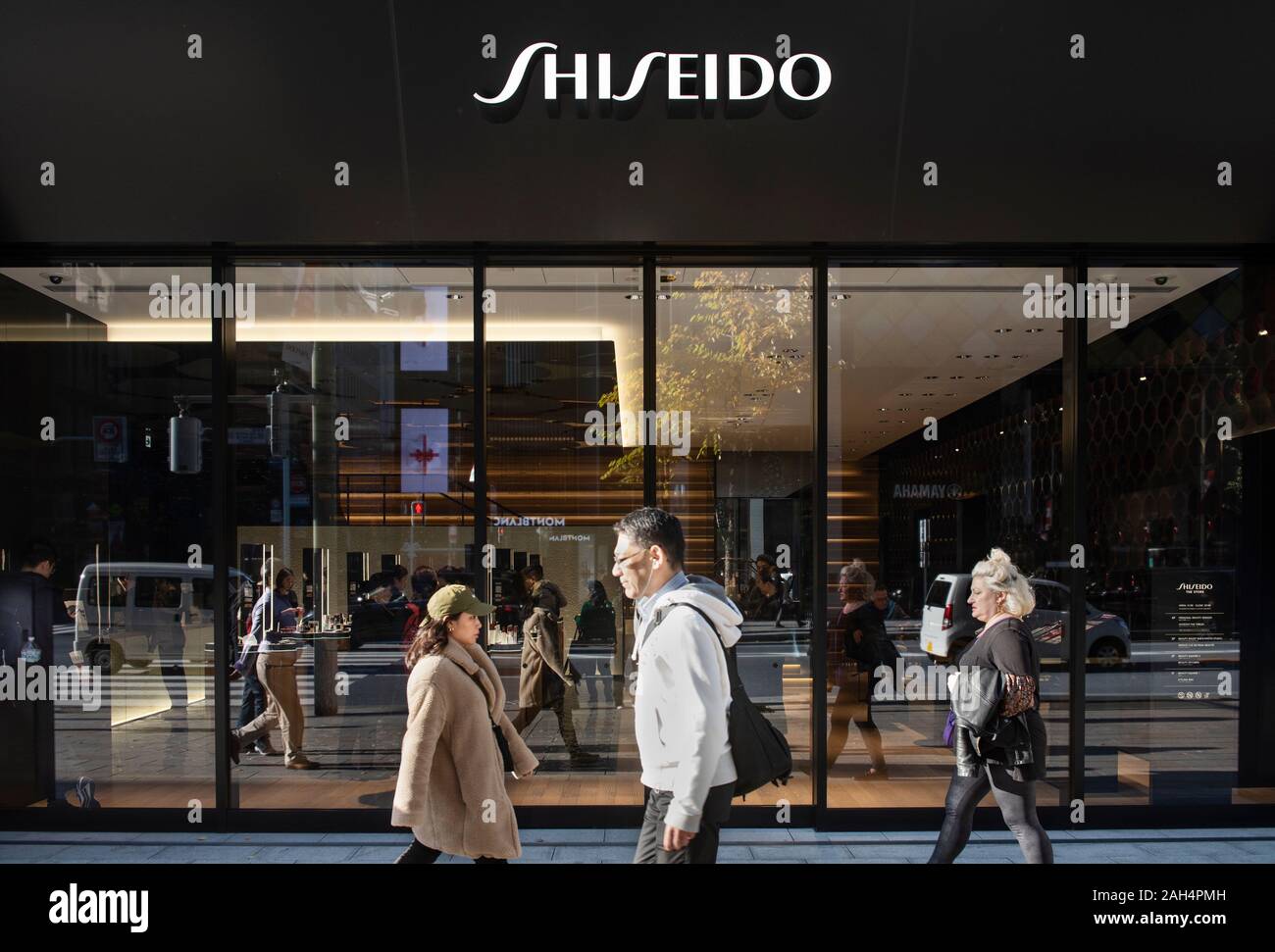 Japanische multinationale Personal Care und Skin Care Company, Shiseido store in Tokyo, Japan gesehen. Stockfoto