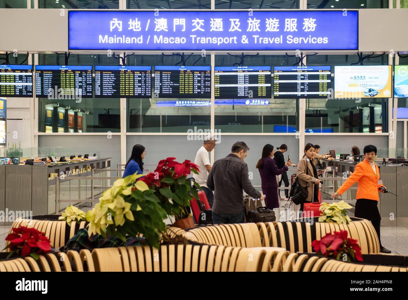 Passagiere gehen durch Macau und Festland China Reisen und Verkehr Service im internationalen Flughafen Hong Kong gesehen. Stockfoto