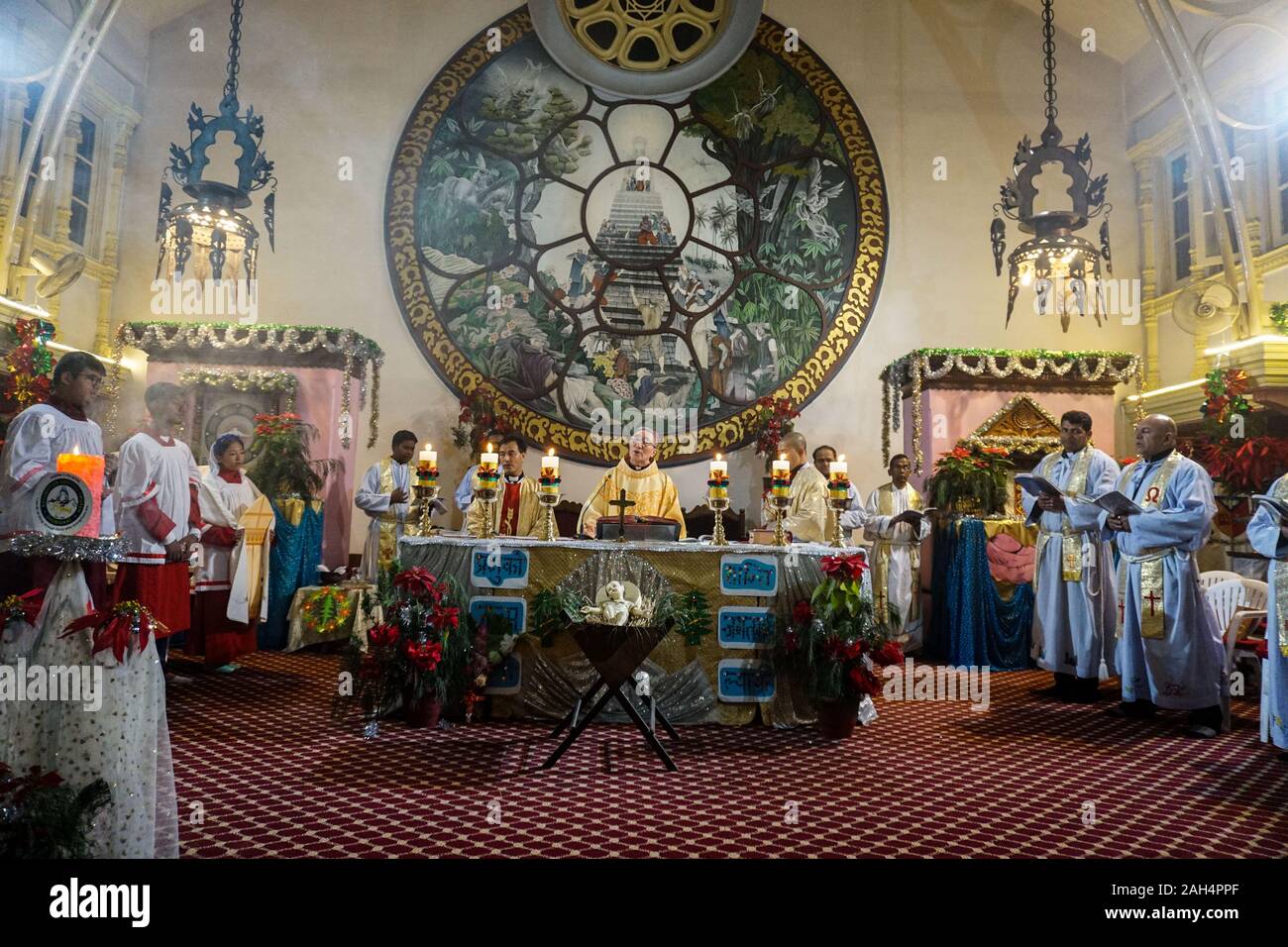 Mitglieder des Klerus während der Heiligabend Gottesdienst in der katholischen Kirche Himmelfahrt. Stockfoto