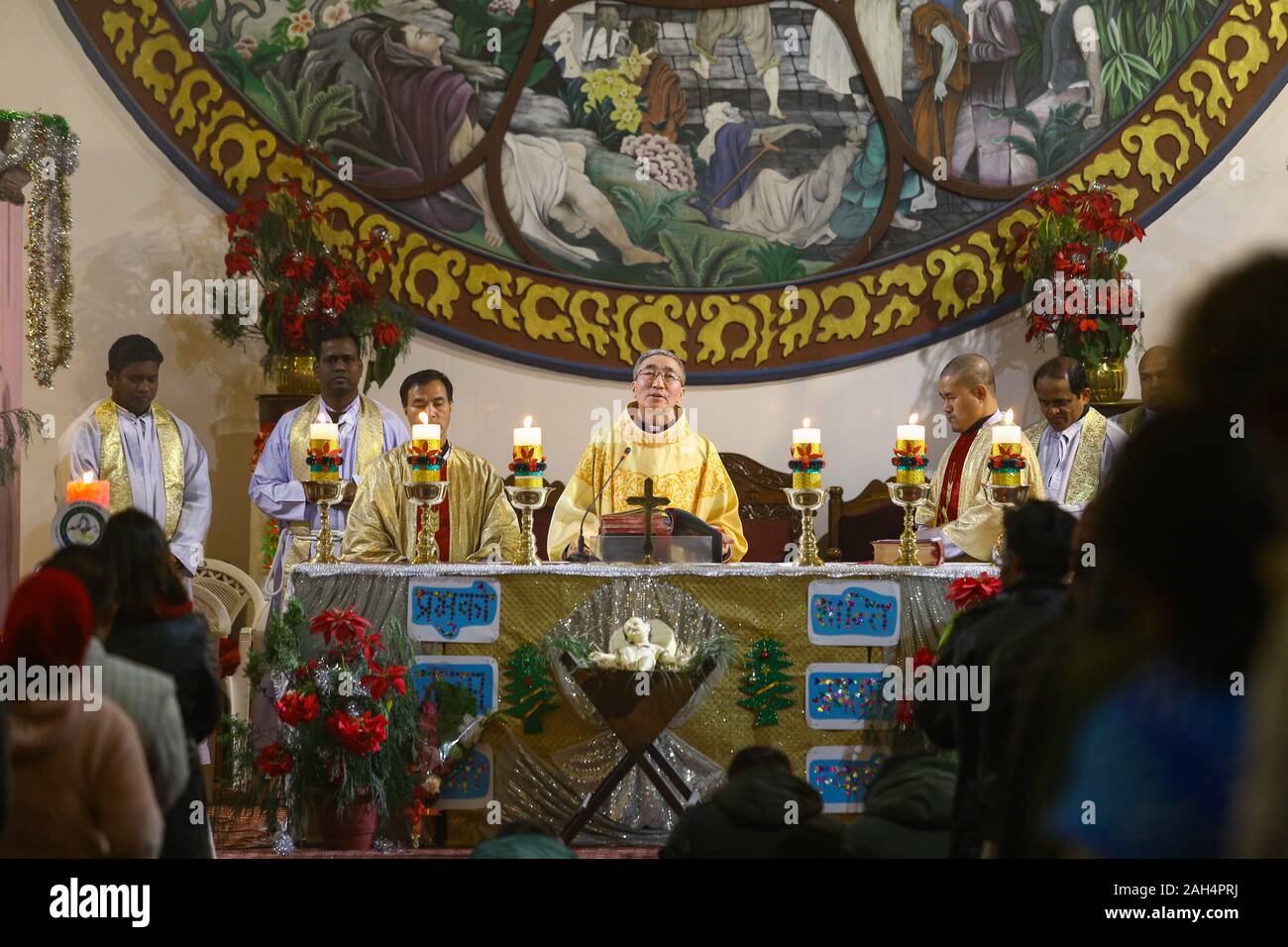 Mitglieder des Klerus während der Heiligabend Gottesdienst in der katholischen Kirche Himmelfahrt. Stockfoto