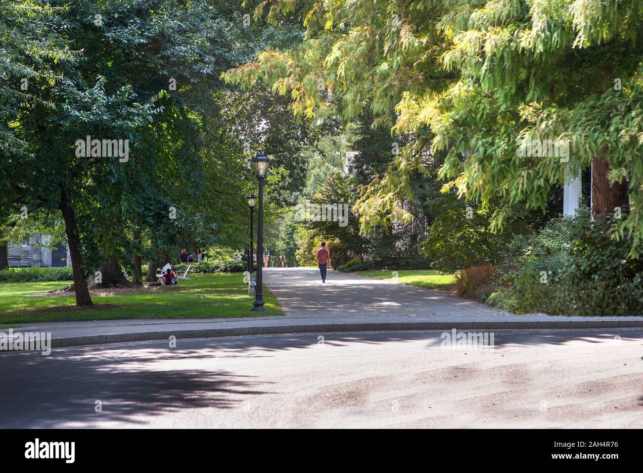 Studenten gehen in der Nähe von Parrish Hall, Swarthmore College, Swarthmore, Pennsylvania, USA Stockfoto
