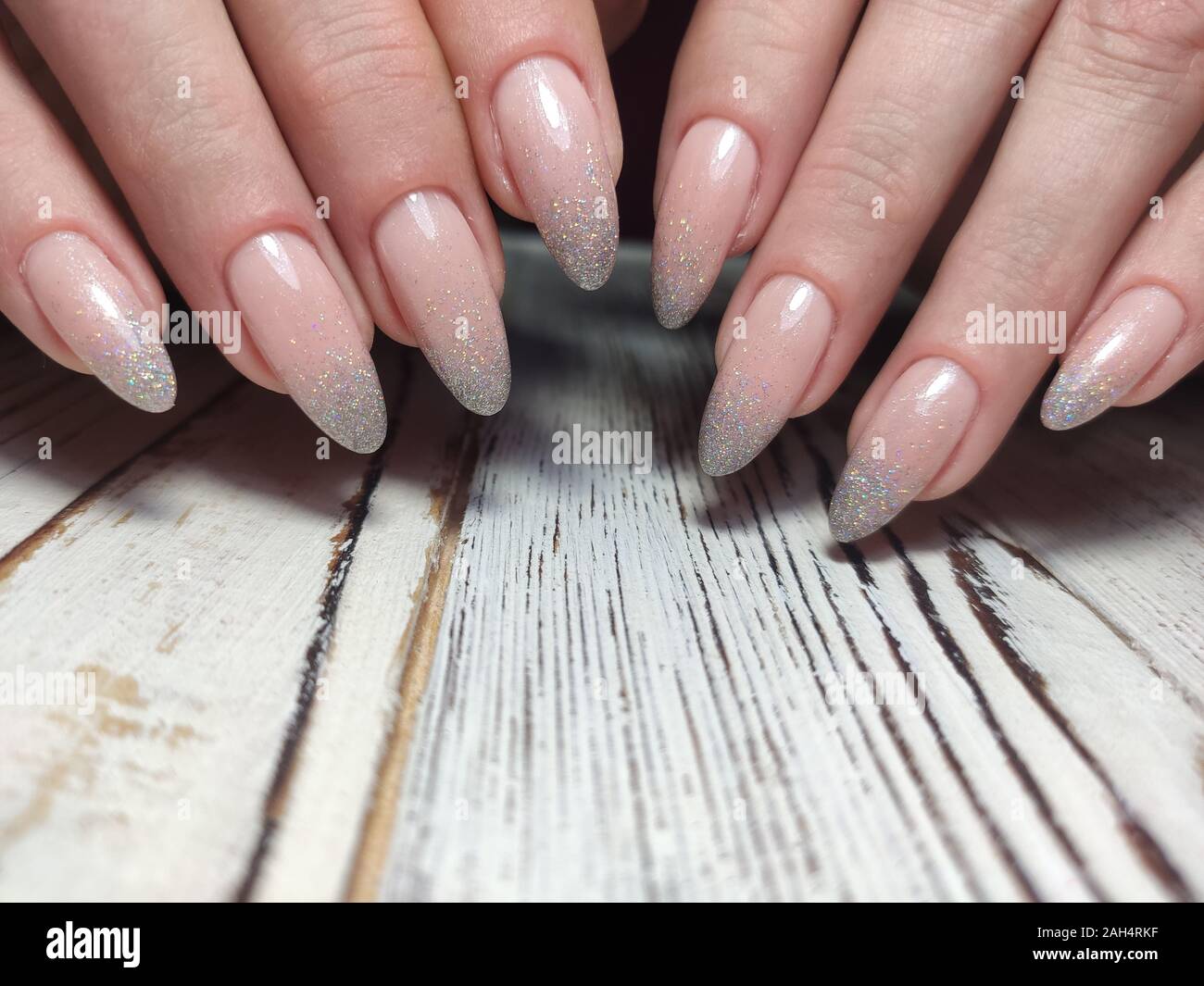 Hände Pflege. Hand mit Pastellfarben Nägel in Meersalz Stockfotografie -  Alamy