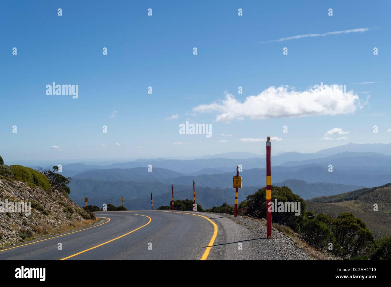 Ansicht der Australischen Alpen und Alpine National Park von der Great Alpine Road. Stockfoto