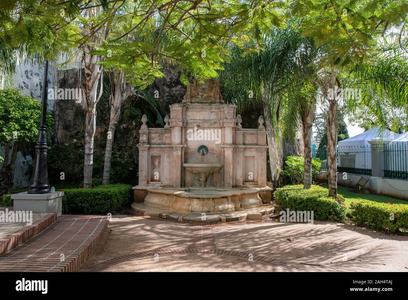 La Princesa Garten in der Altstadt von San Juan. Kleiner Park mit einem Brunnen, einem Wanderweg, Spielplätze für Kinder und einige Statuen. Dies ist einer der Eingänge. Stockfoto