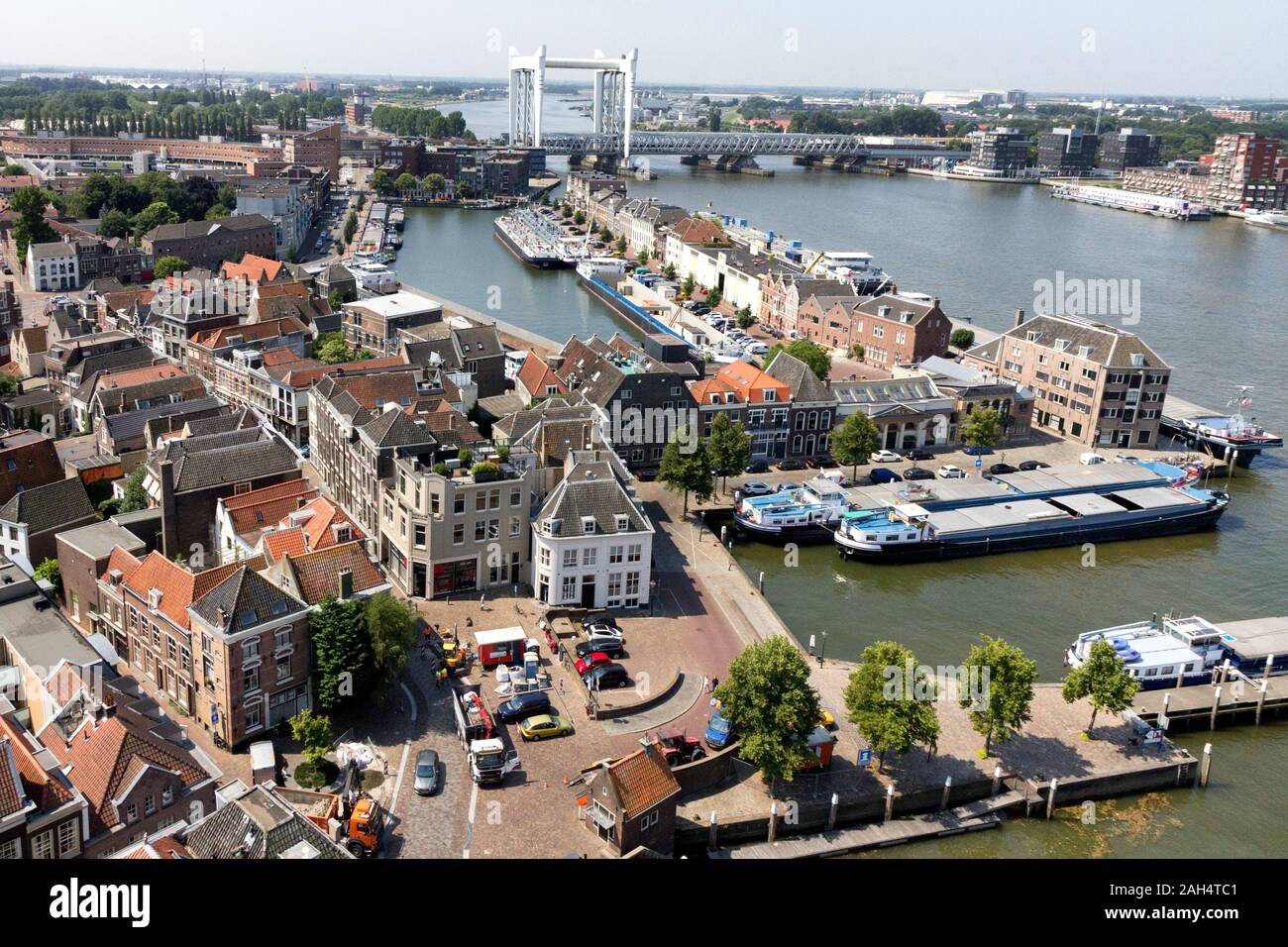 Dieses Foto ist von der Kirche Turm und bietet Ihnen einen Blick über die Stadt Dordrecht in den Niederlanden. Stockfoto