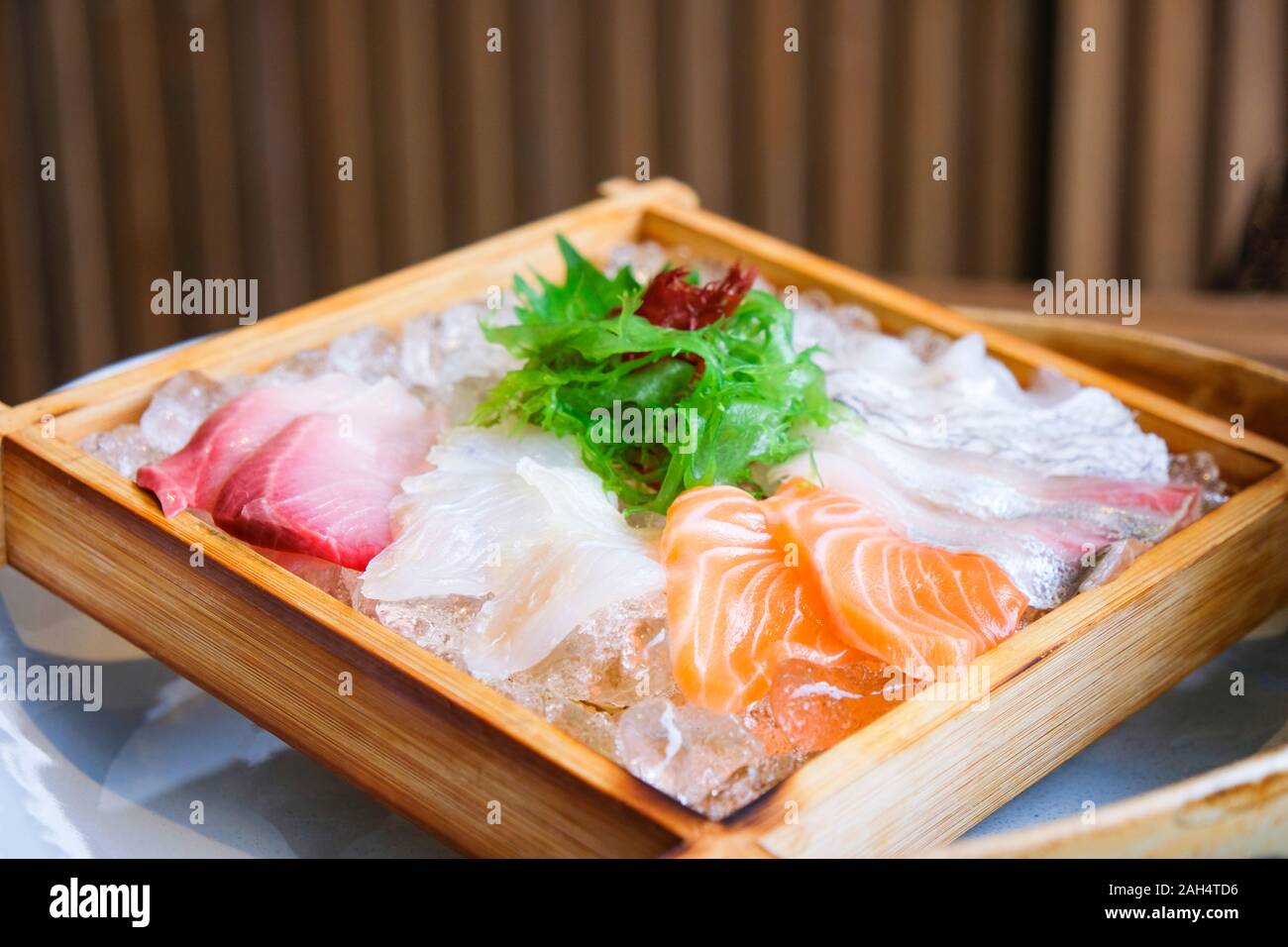 Japanische Küche sashimi Lachs und rohen Fisch Sashimi Salat auf Eis auf Holz- fach in das Japanische Essen Restaurant serviert Stockfoto