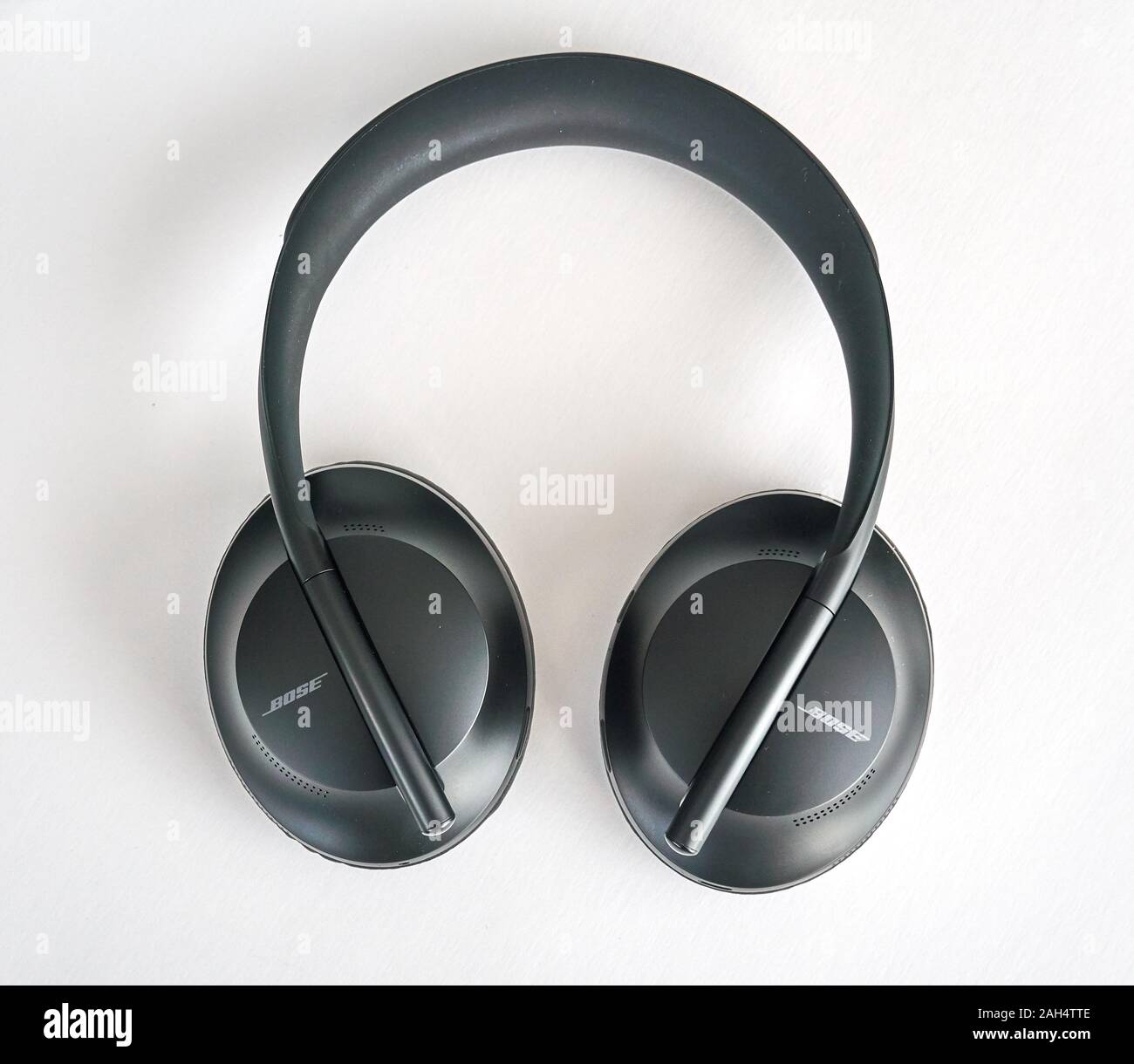 Montreal, Kanada - Dezember 23, 2019: Bose 700 Noise Cancelling Kopfhörer über einen schwarzen Hintergrund. Bose Corporation ist ein produzierendes Unternehmen, die Stockfoto