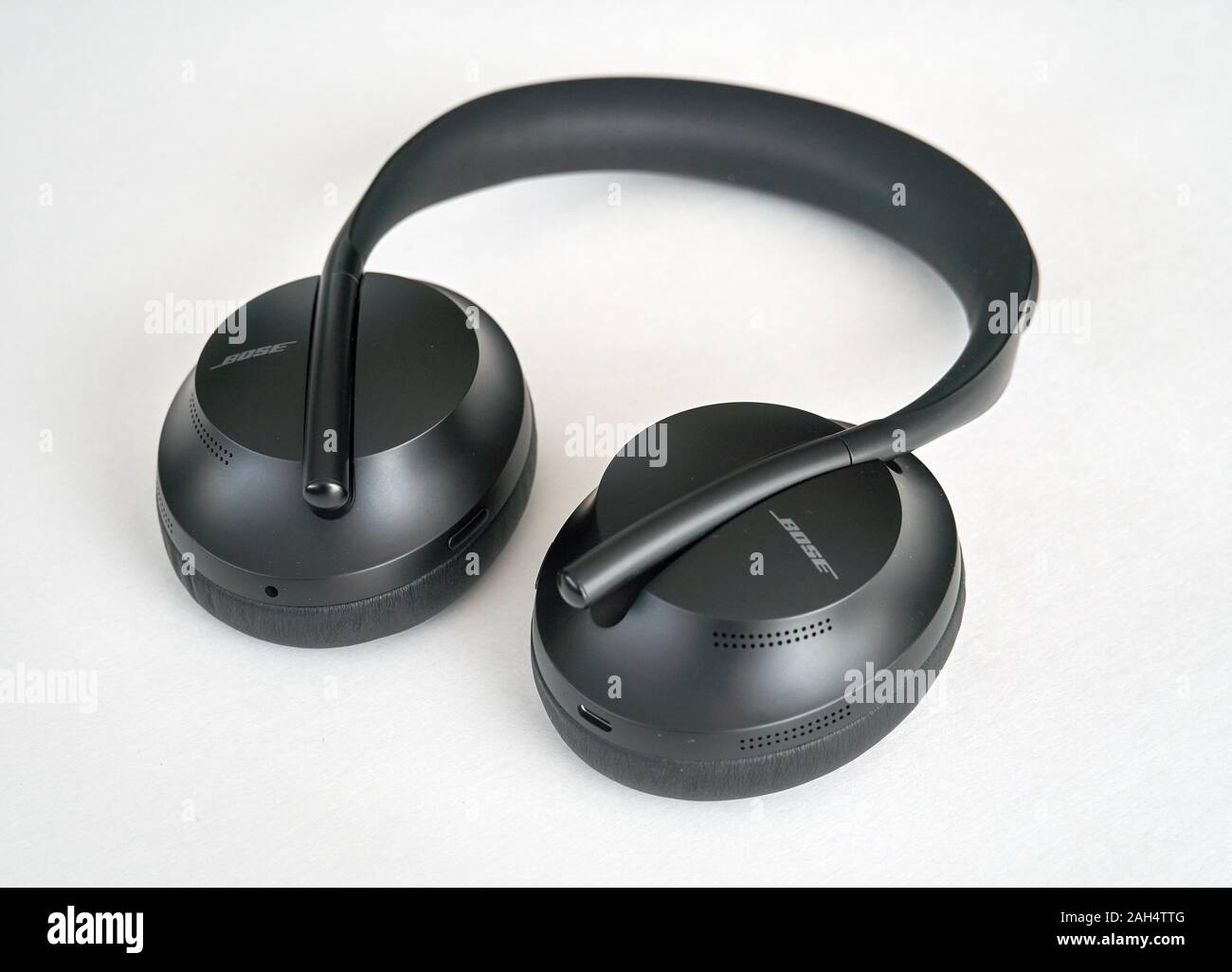 Montreal, Kanada - Dezember 23, 2019: Bose 700 Noise Cancelling Kopfhörer über einen schwarzen Hintergrund. Bose Corporation ist ein produzierendes Unternehmen, die Stockfoto