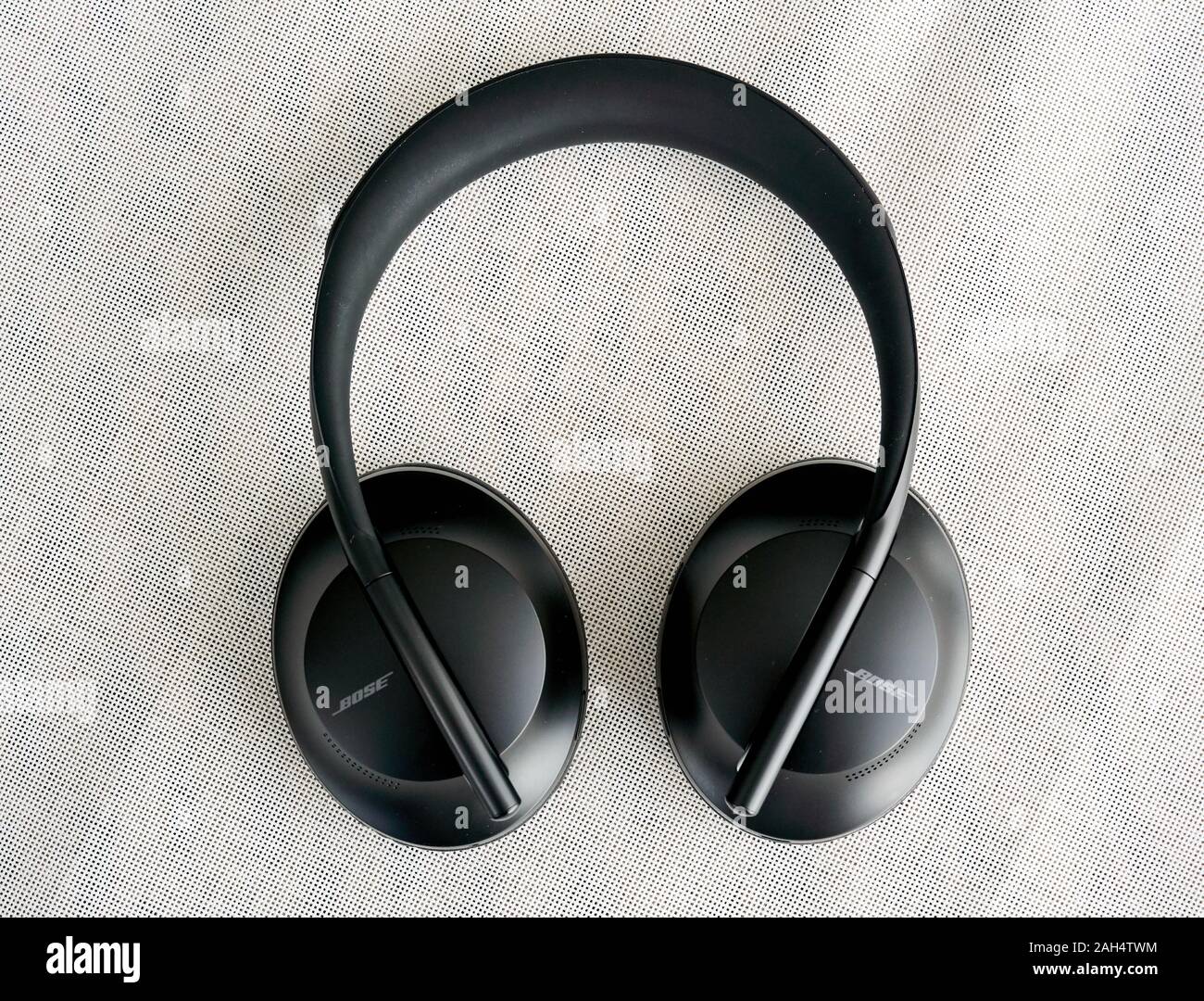 Montreal, Kanada - Dezember 23, 2019: Bose 700 Noise Cancelling Kopfhörer über einen schwarzen Hintergrund. Bose Corporation ist ein produzierendes Unternehmen, die Stockfoto