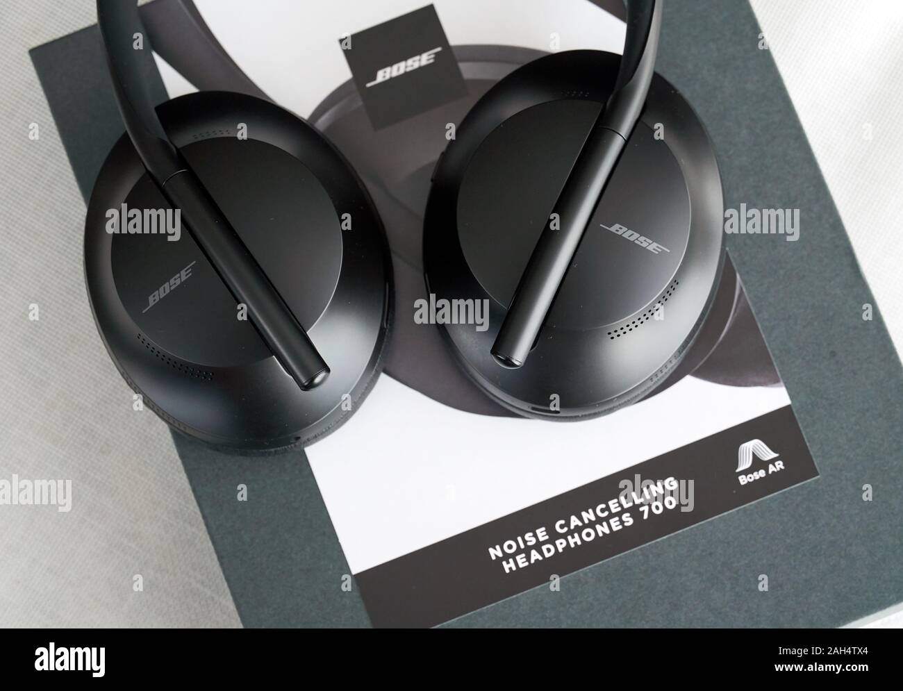 Montreal, Kanada - Dezember 23, 2019: Bose 700 Noise Cancelling Kopfhörer über einen schwarzen Hintergrund mit Box. Bose Corporation ist eine produzierende Unternehmen Stockfoto