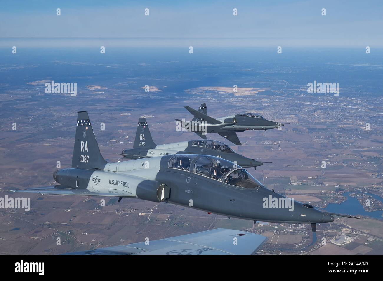 Us Air Force T-38 C Talons der Flugausbildung 560th Squadron, Joint Base San Antonio-Randolph zugewiesen sind, fangen Sie an, weg von der Echelon Bildung während der Instructor Pilot Training über militärische Operationen im Süden von Texas, Dez. 19, 2019 zu brechen. Der Flug konzentrierte sich auf 4-schiff Manöver und Sprachkenntnisse für Ausbilder Piloten Abschluss Lehrplan Ausbildung. Die 560 FTS qualifiziert Piloten aus verschiedenen Flugzeugzellen als Ausbilder Piloten in der T-38 Flugzeuge. (U.S. Air Force Foto von MSgt Christopher Boitz) Stockfoto