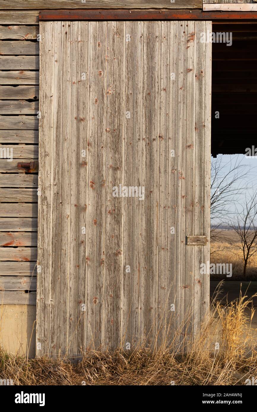Alte mais Krippe aus Holz Türen an einem sonnigen Tag. Stockfoto