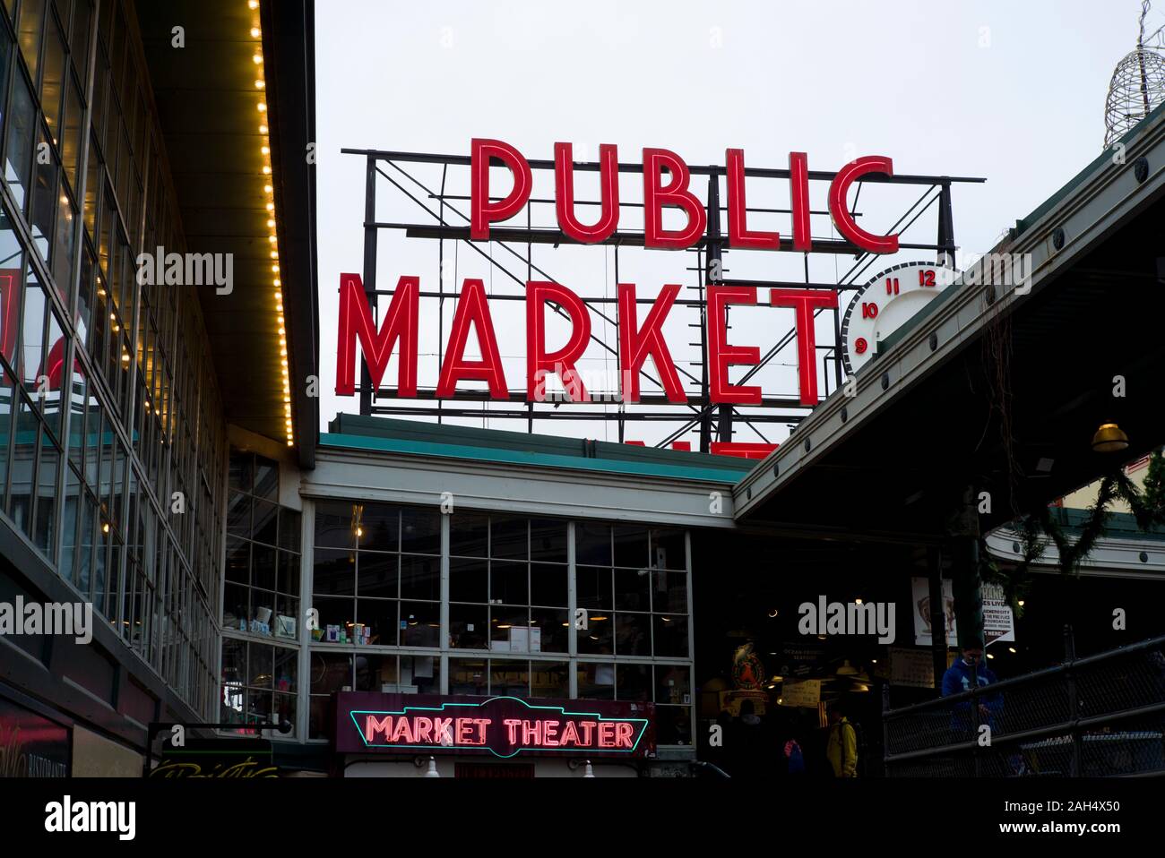 Seattle, WA/USA - ca. November 2019: Masse der Leute ihre Weise um den Pike Place Market downtown, Shopping für Meeresfrüchte, Blumen, etc. Stockfoto