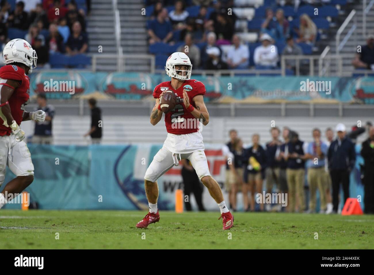 Boca Raton, Florida, USA. 21 Dez, 2019. Chris Robison #2 der Florida Atlantic in Aktion während der NCAA Football Spiel zwischen der Florida Atlantic Eulen und der Southern Methodist Mustangs in der Schüssel Cheribundi Boca Raton in Boca Raton, Florida. Die Eulen besiegt die Mustangs 52-28. Credit: Csm/Alamy leben Nachrichten Stockfoto