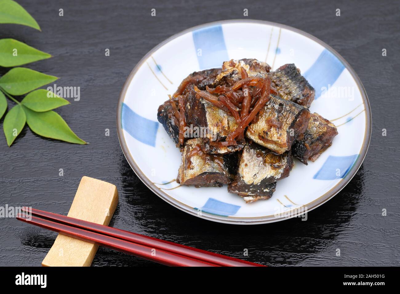 Japanisches Essen, Tsukudani der Hechte (sanma) auf schwarzem Hintergrund Stockfoto