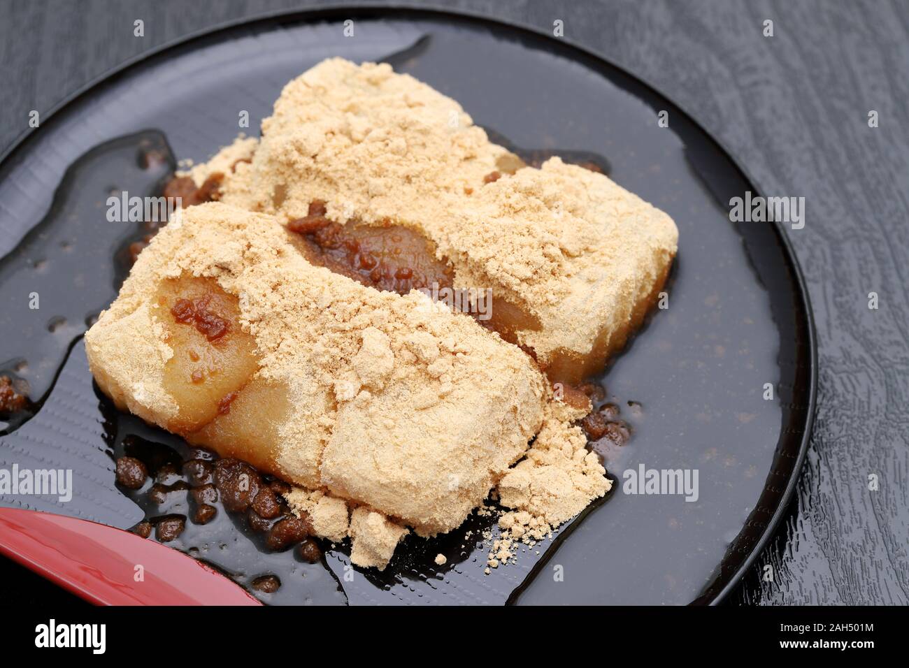 Traditionelle japanische Süßwaren, Shingen mochi Süßigkeiten auf schwarzem Hintergrund Stockfoto