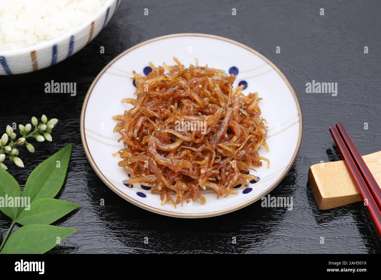 Japanisches Essen, der Tsukudani chirimen jako auf schwarzem Hintergrund Stockfoto