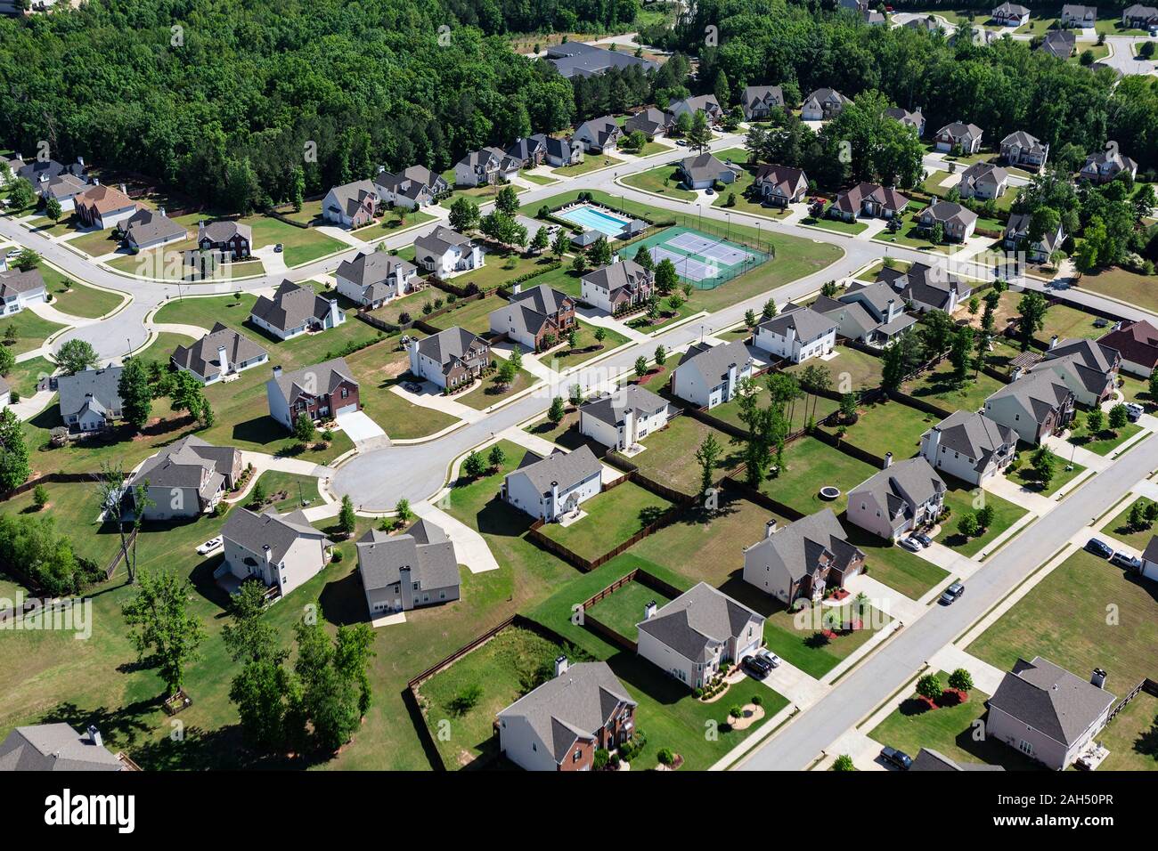 Luftaufnahme von sauber Suburban cul-de-sac Straßen und Wohnungen im Osten der Vereinigten Staaten. Stockfoto