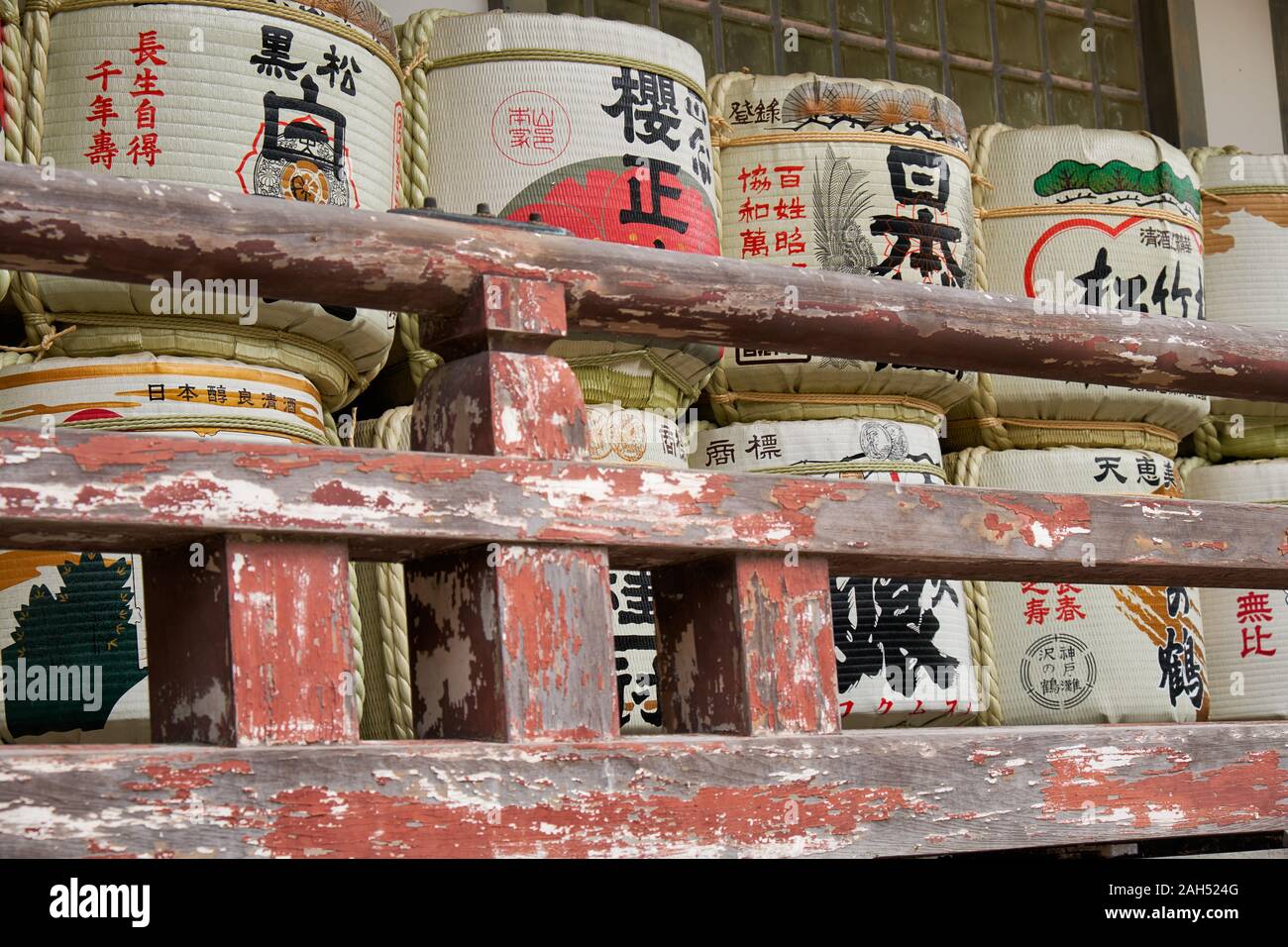 OSAKA, Japan - 14. OKTOBER 2019: Kazaridaru - die Dekoration sake Fässer für den Reiswein angezeigt, in der Nähe von Hokoku Schrein Haiden in der Burg von Osaka. O Stockfoto