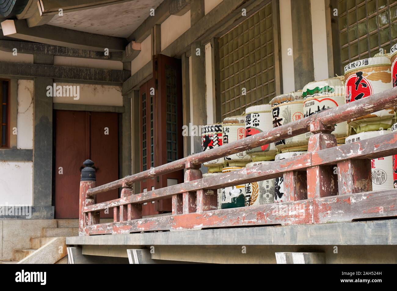 OSAKA, Japan - 14. OKTOBER 2019: Kazaridaru - die Dekoration sake Fässer für den Reiswein angezeigt, in der Nähe von Hokoku Schrein Haiden in der Burg von Osaka. O Stockfoto
