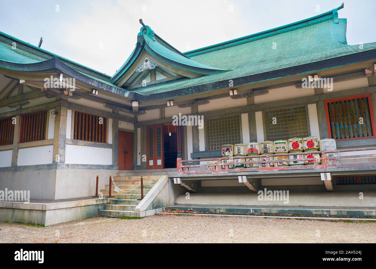 OSAKA, Japan - 14. OKTOBER 2019: Schrein Hokoku Haiden mit den angezeigten kazaridaru - die Dekoration sake Fässer für den Reis Wein. Burg von Osaka. Osa Stockfoto