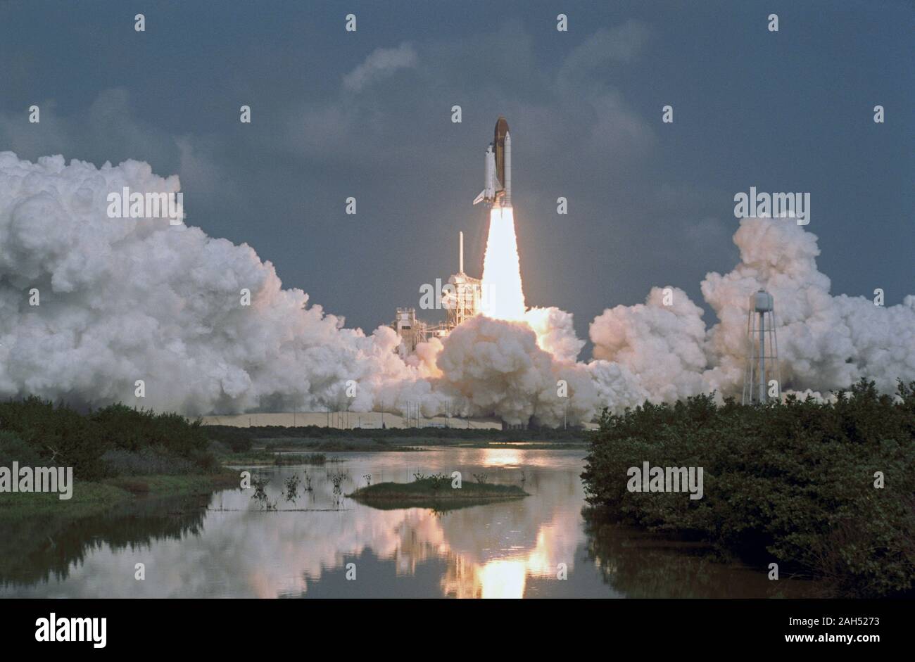 STS 046-S-082 (31 Juli 1992) - - - diese Panorama Szene im Kennedy Space Center Launch Complex 39 zeigt das Space Shuttle Atlantis, wie es Knalle weg auf dem Weg nach acht Tagen der Erde Bahnmanöver mit einer Besatzung von fünf NASA-Astronauten und zwei Europäische Wissenschaftler an Bord. Starten trat bei 9:56:47:976 Uhr (EDT), 31. Juli 1992. Stockfoto