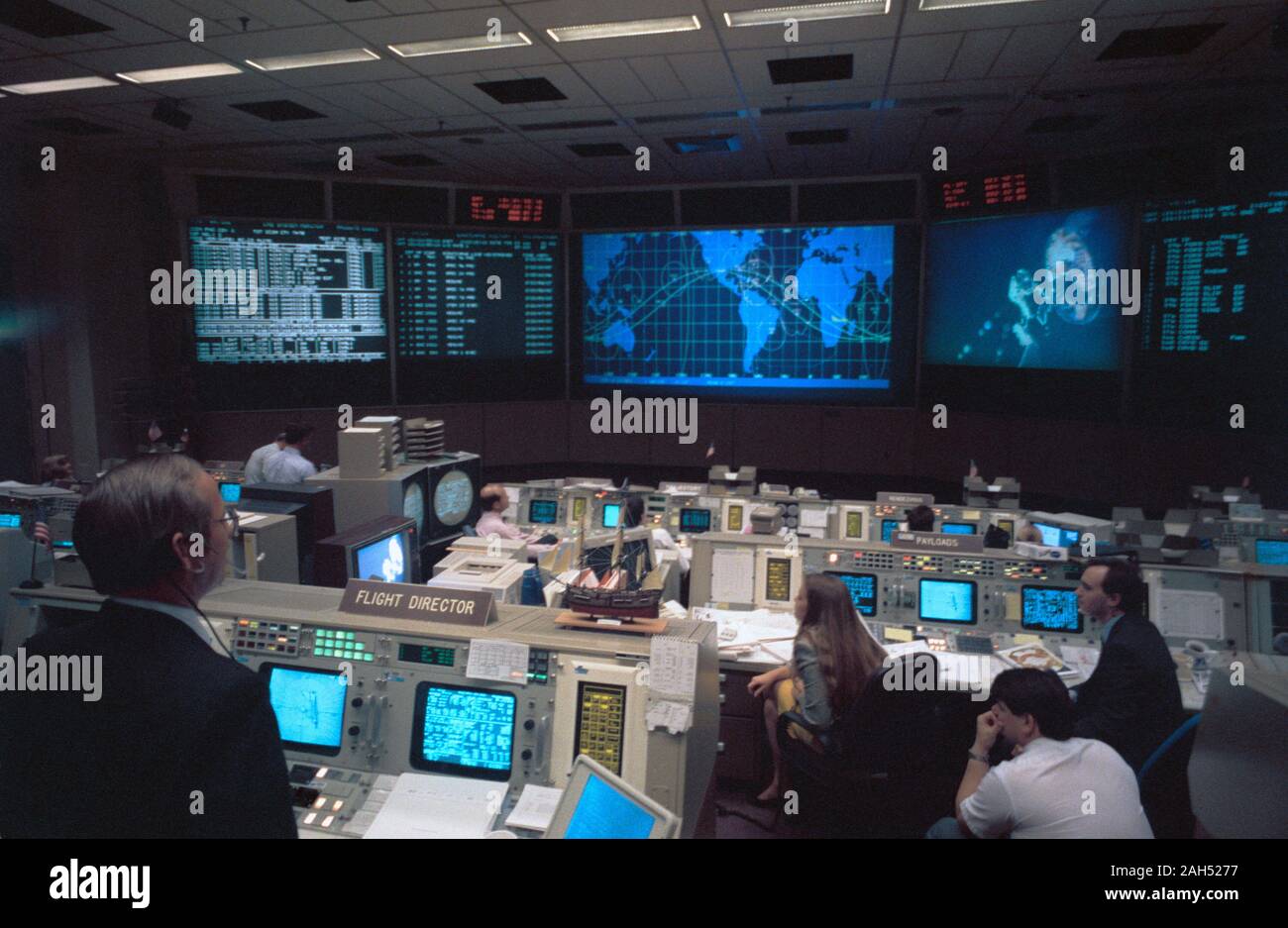 (11 Mai 1992) --- Im space shuttle Flight Control Room (FCR) in Mission Control Center in Houston, Flight Director Al Pennington überwacht den Fortschritt des ersten Außenbordeinsatz der Mission STS-49 Flug. Ein Modell des HM Bark Endeavour, Namensgeber für das Space Shuttle derzeit seinen Erstflug, schmückt die Konsole. Stockfoto