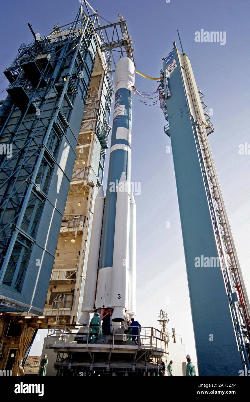 PASADENA, Calif.-A Delta-II-Rakete mit der Meeresoberflächen-topographie Mission/Jason 2 Satelliten, ist für den Start im Raum Komplex 2 Start auf der Vandenberg Air Force Base, Calif vorbereitet Stockfoto