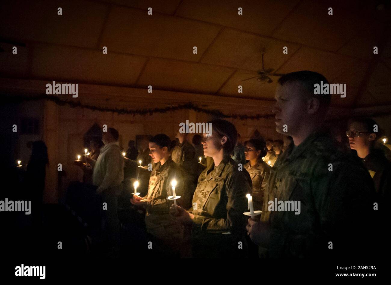 Kandahar, Afghanistan. 24. Dezember, 2019. Us-Mitglieder zum Einsatz nach Afghanistan zu Weihnachten mit einem Candlelight Service an Fraise Kapelle auf Kandahar Airfield Dezember 24, 2019 in Kandahar, Afghanistan gefeiert. Credit: Maj Thomas Cieslak/Planetpix/Alamy leben Nachrichten Stockfoto