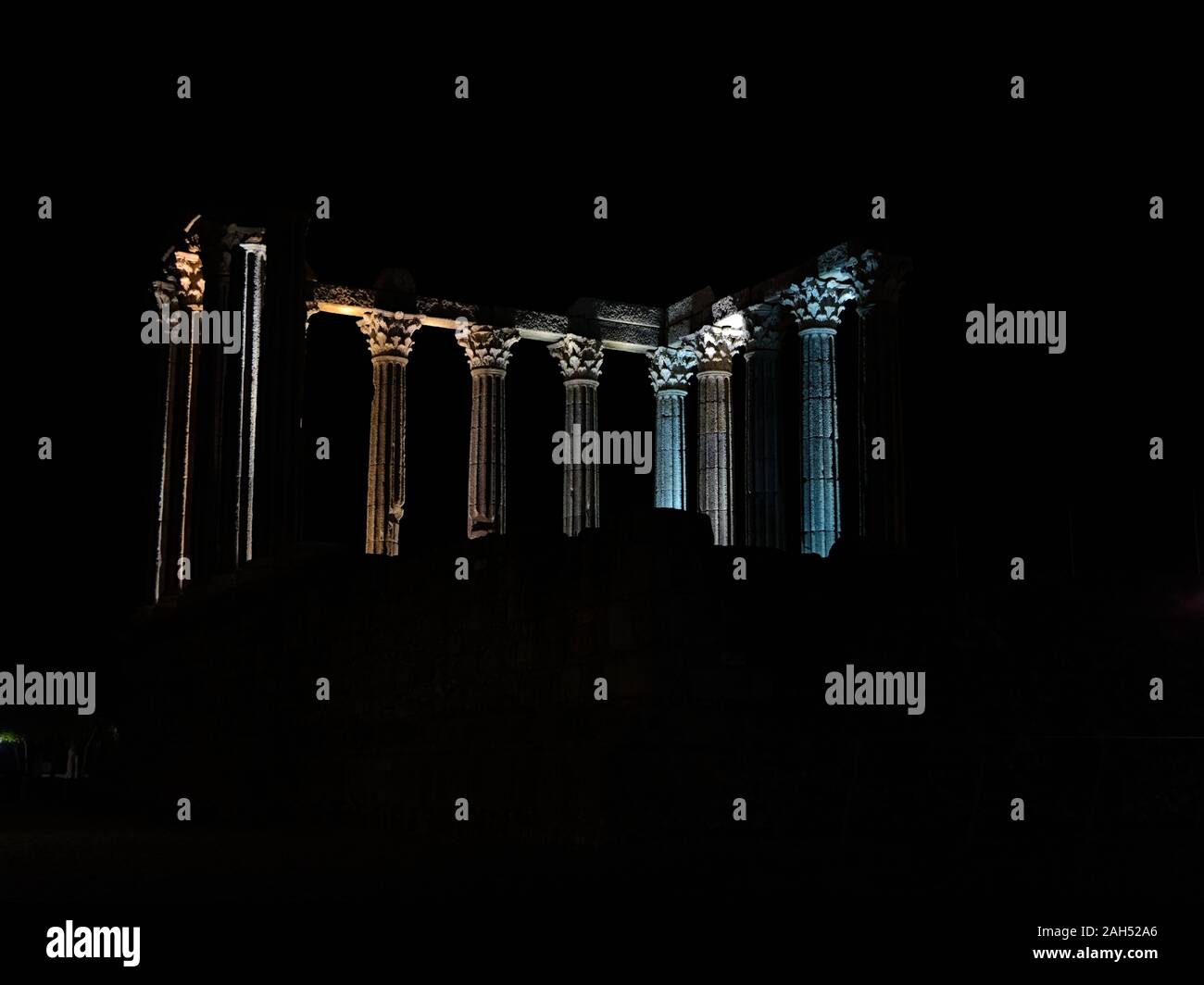 Römische Tempel von Evora in der Nacht in Alentejo, Portugal Stockfoto
