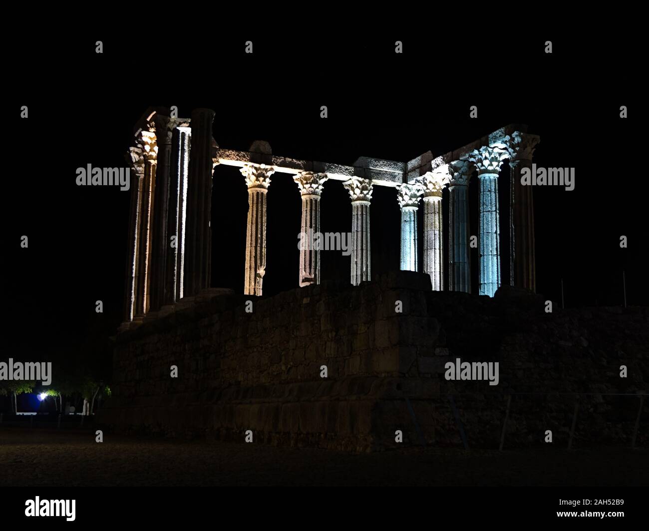 Römische Tempel von Evora in der Nacht in Alentejo, Portugal Stockfoto