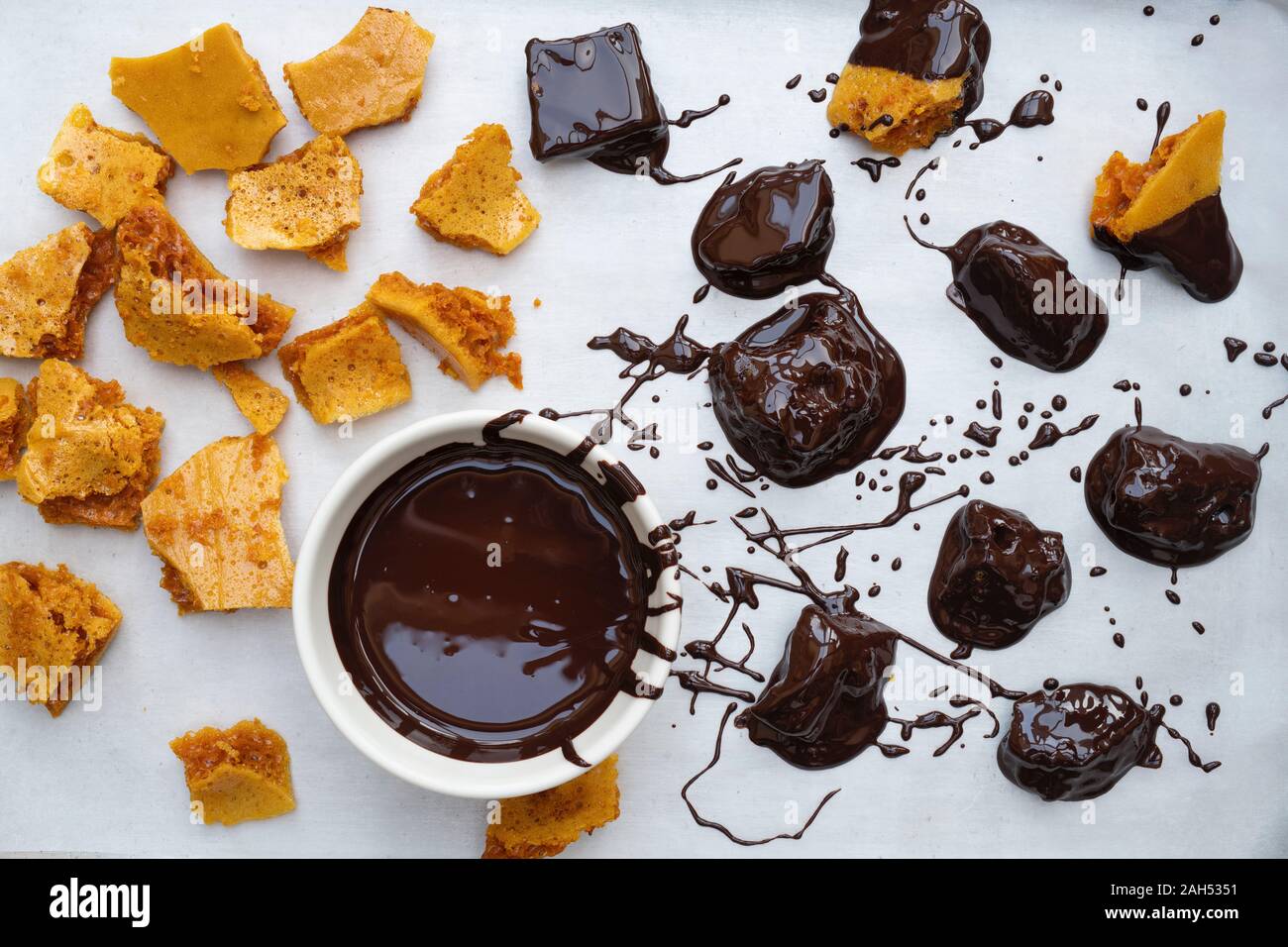 Hausgemachte honeycomb/cinder Toffee/Hokey Pokey tauchte in geschmolzene dunkle Schokolade Stockfoto