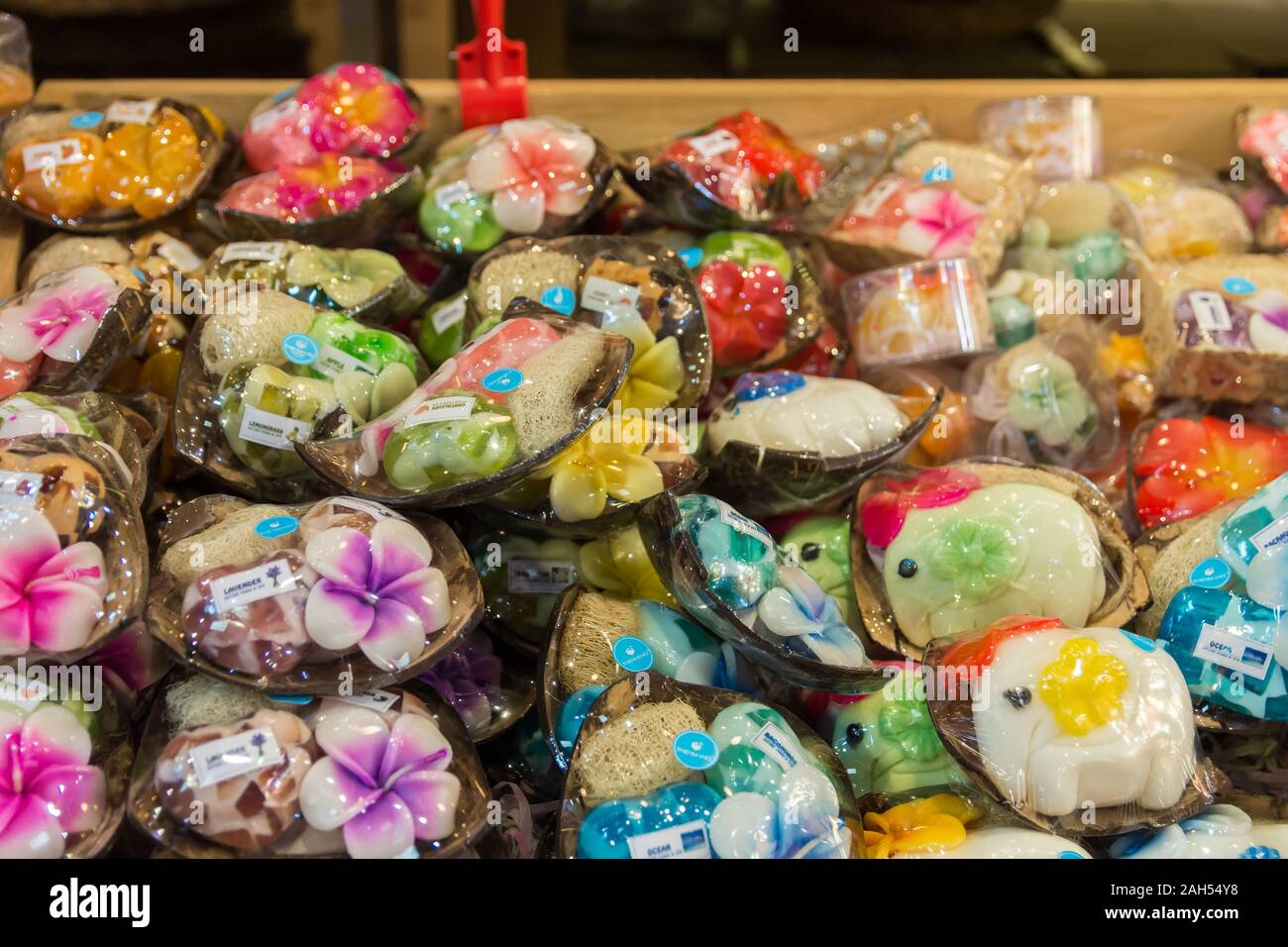 Bangkok, Thailand - November 2,2019: Verschiedene Arten der Aromatherapie Kerzen und Massage Öl verkaufen im Souvenirshop in Bangkok, Thailand. Stockfoto