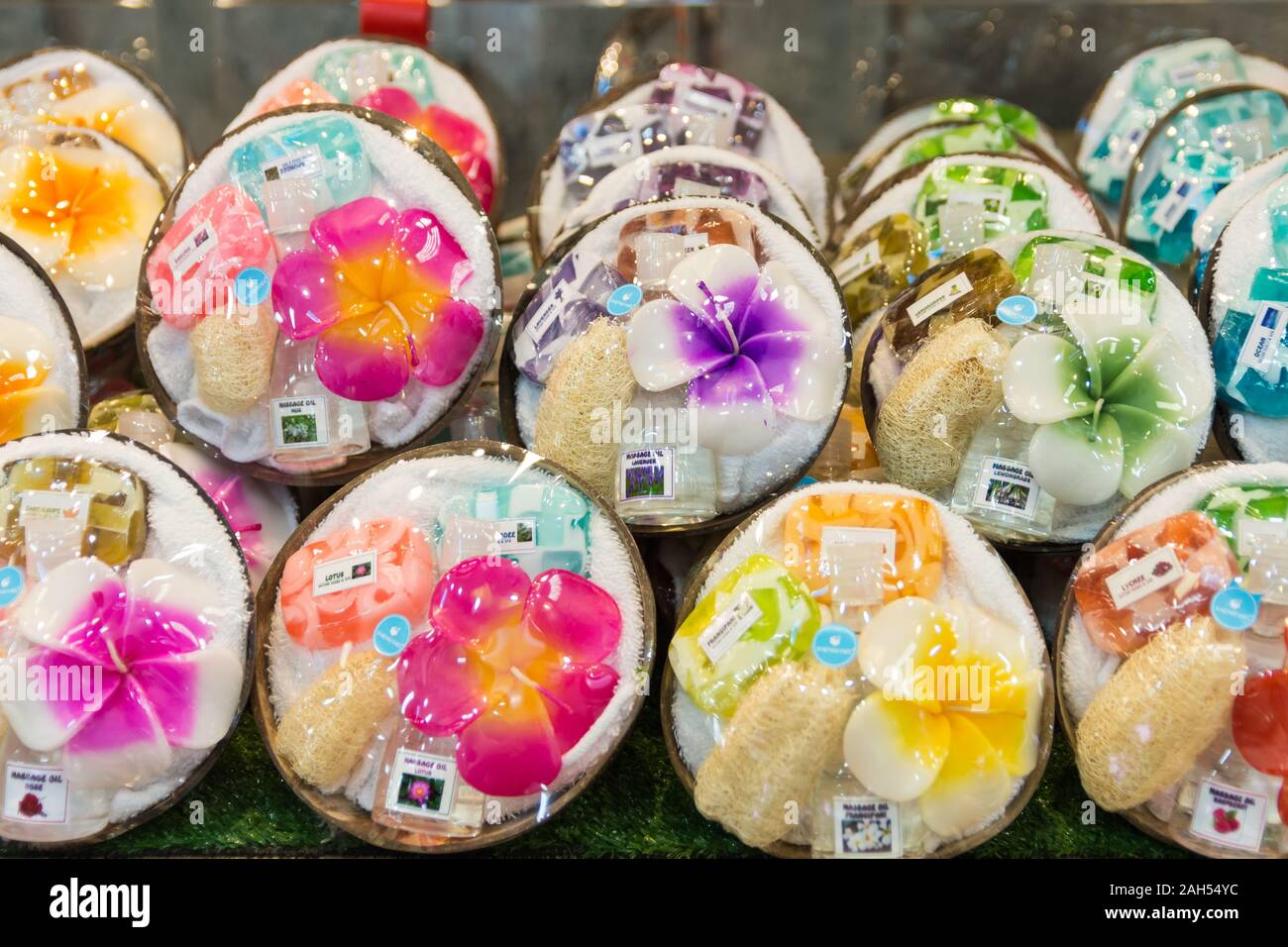 Bangkok, Thailand - November 2,2019: Verschiedene Arten der Aromatherapie Kerzen und Massage Öl verkaufen im Souvenirshop in Bangkok, Thailand. Stockfoto