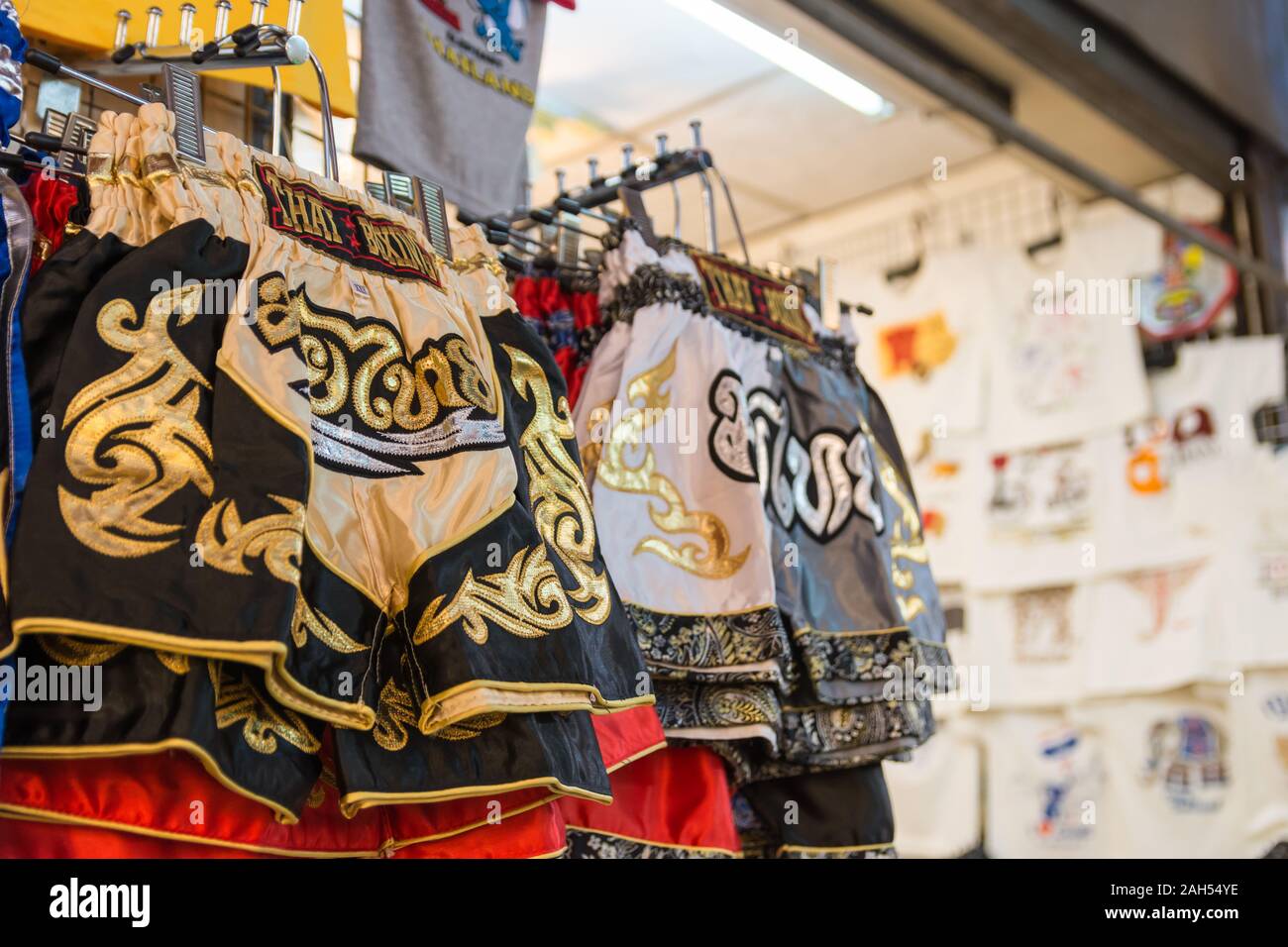 Bangkok, Thailand - November 2,2019: Muay Thai short Pants ist Thai Boxing Verschleiß an der Chatuchak Weekend Market. Stockfoto
