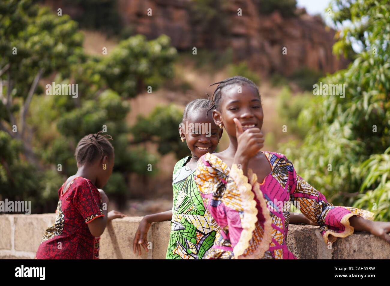 Schön gekleidet afrikanischen Mädchen In im Freien Stockfoto