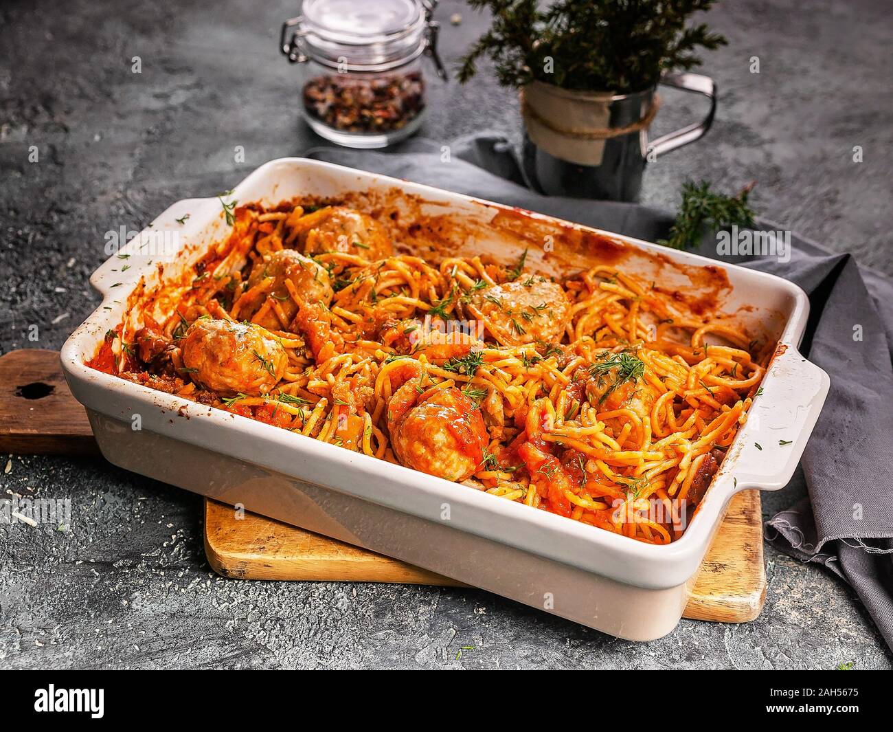 Spaghetti mit Fleischbällchen mit Tomaten und Kräutern in einer Auflaufform. Traditionellen italienischen Pasta. Mediterrane Küche. Nahaufnahme Stockfoto
