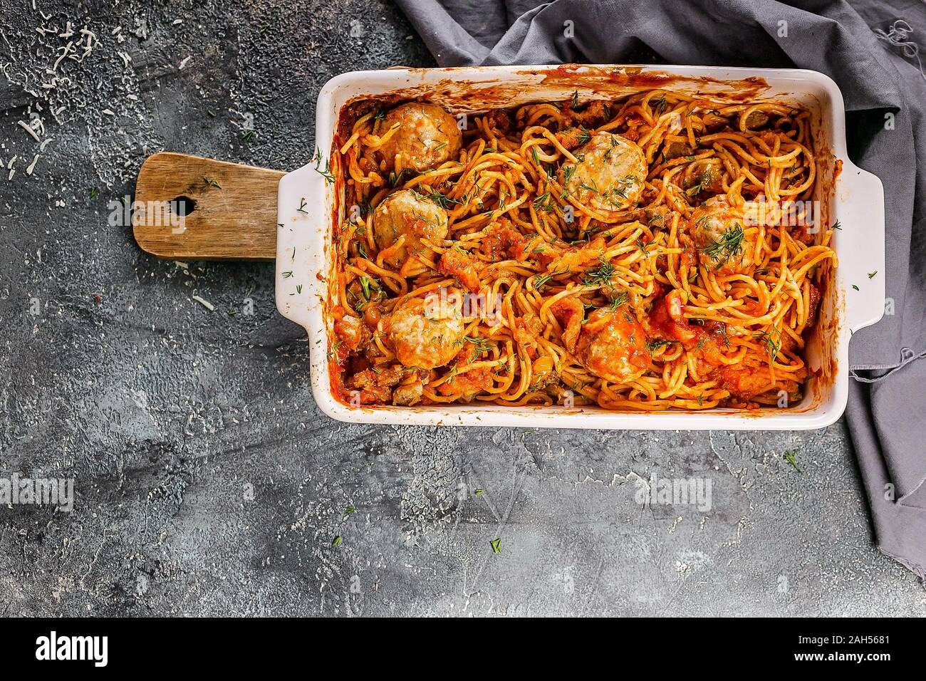 Ansicht von oben Spaghetti mit Fleischbällchen mit Tomaten und Kräutern in einer Auflaufform. Traditionellen italienischen Pasta. Mediterrane Küche. Platz kopieren Stockfoto